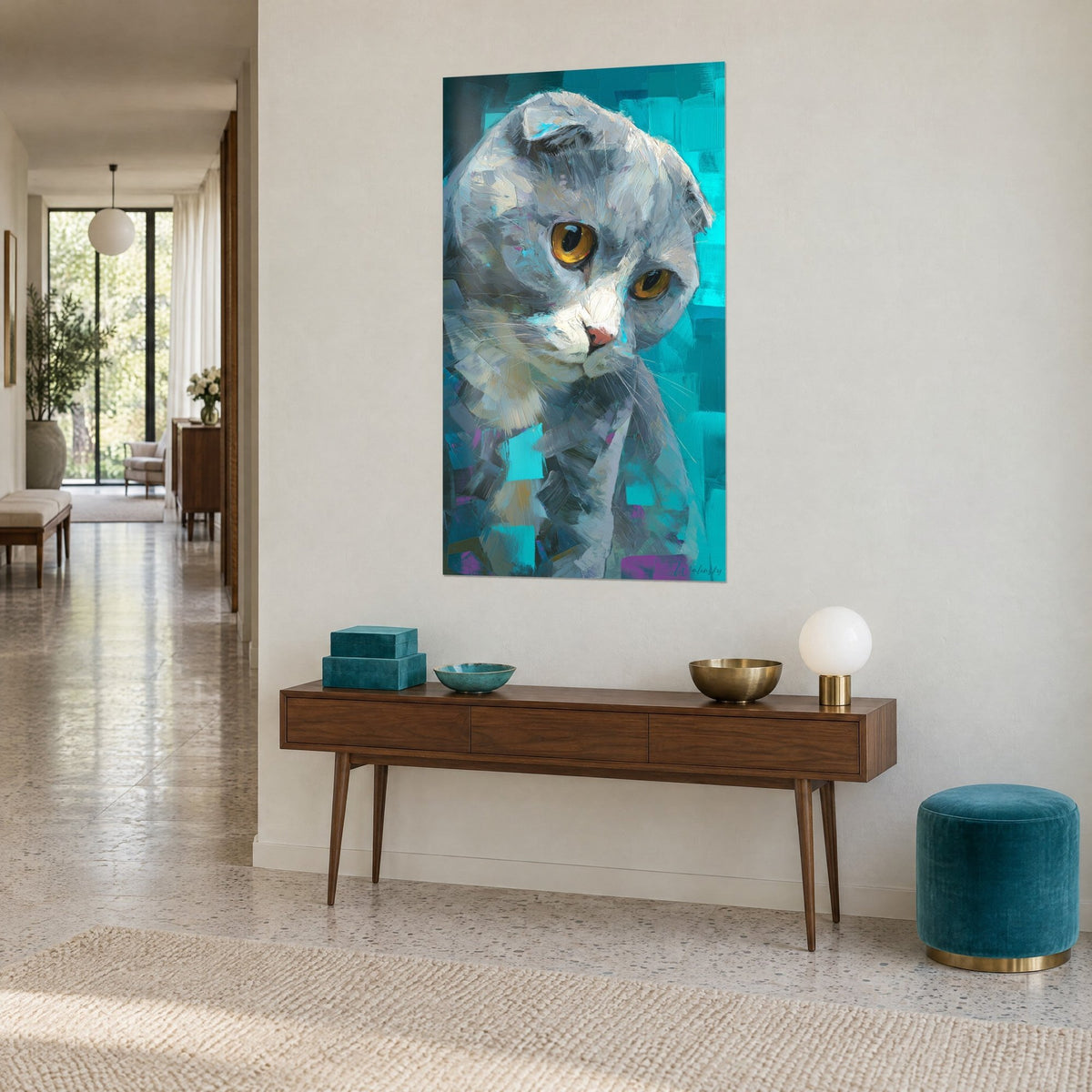 Gemälde Katze mit gefalteten Ohren, blassrosa Schnauze, türkisfarbene und malvenfarbene Pinselstriche, an einer beigen Wand neben einer Konsole