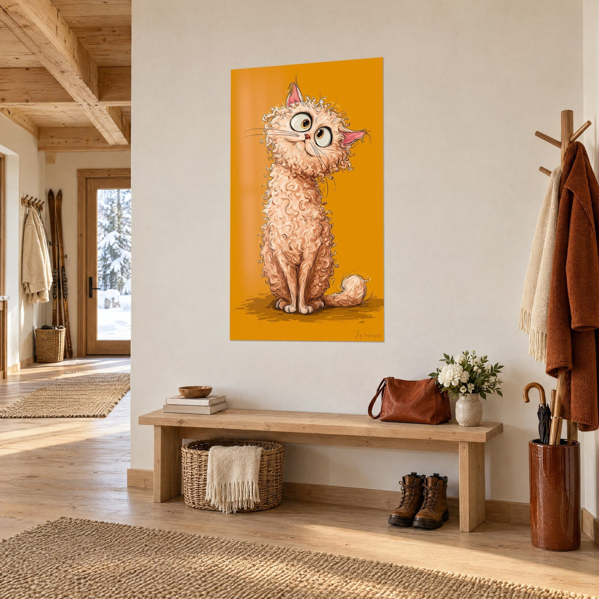 Tableau Selkirk Rex aux yeux ronds ambrés et boucles abricot sur fond moutarde, dans une entrée de chalet en bois clair