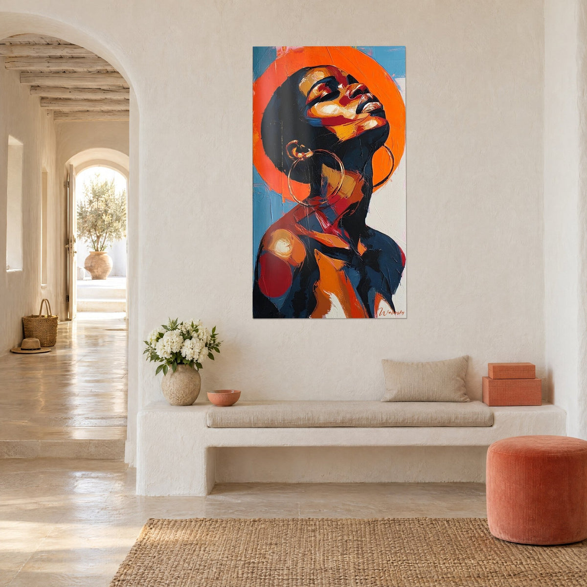 Tableau visage africain peint au couteau, grand cercle orange sur fond bleu ciel, boucles dorées, mur blanc d'une maison méditerranéenne