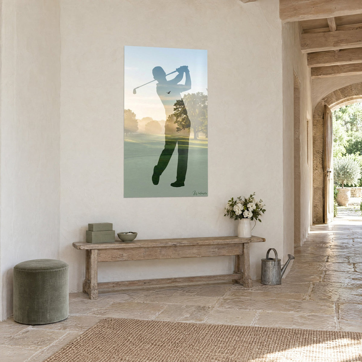 Gemälde Golfspieler-Silhouette in Himmelblau und Waldgrün, erhobener Schläger, Eiche im Dunst, an der Wand einer Steingalerie