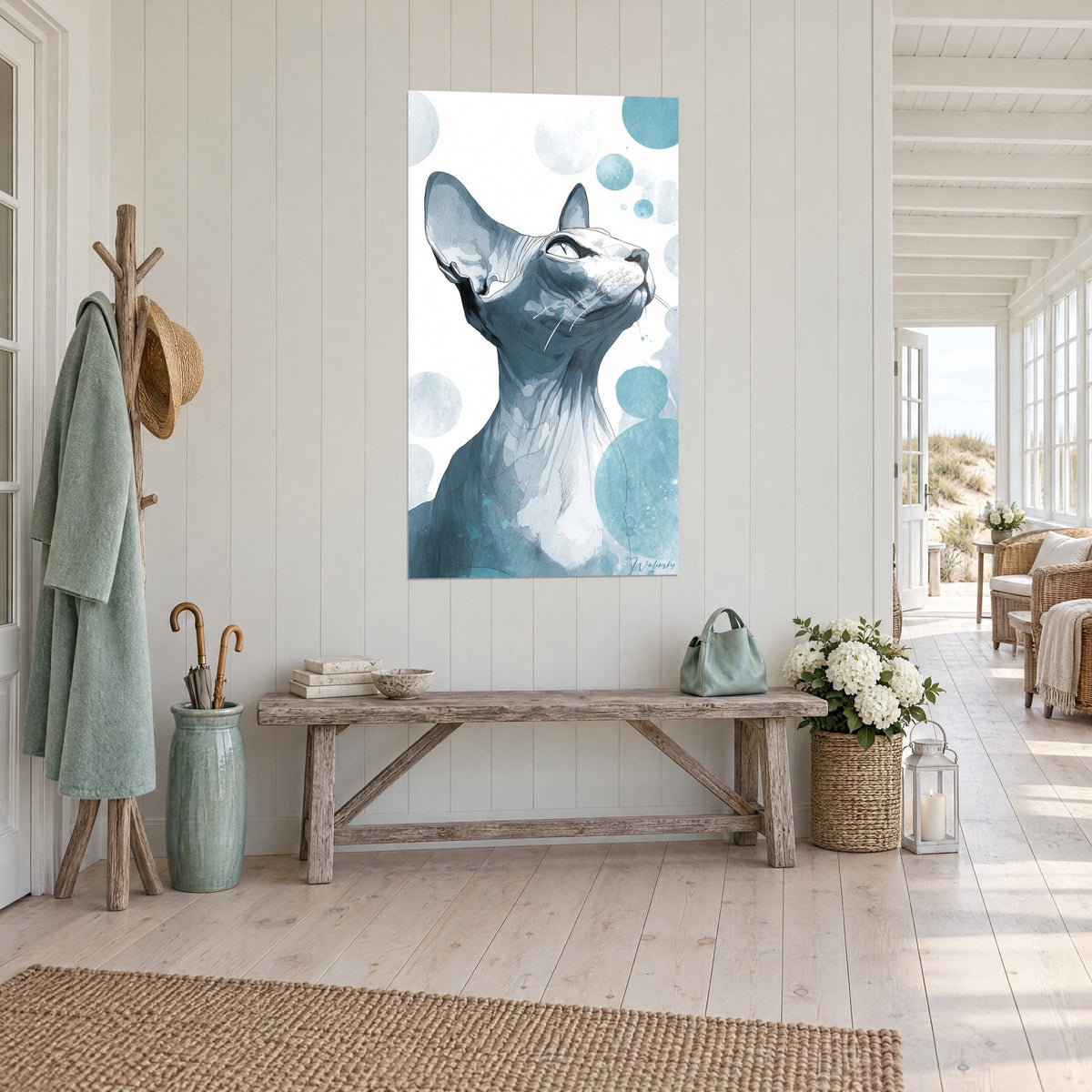 Tableau sphynx aux grandes oreilles en lavis bleu acier et blanc, bulles turquoise, mur de lattes blanches, couloir côté dunes