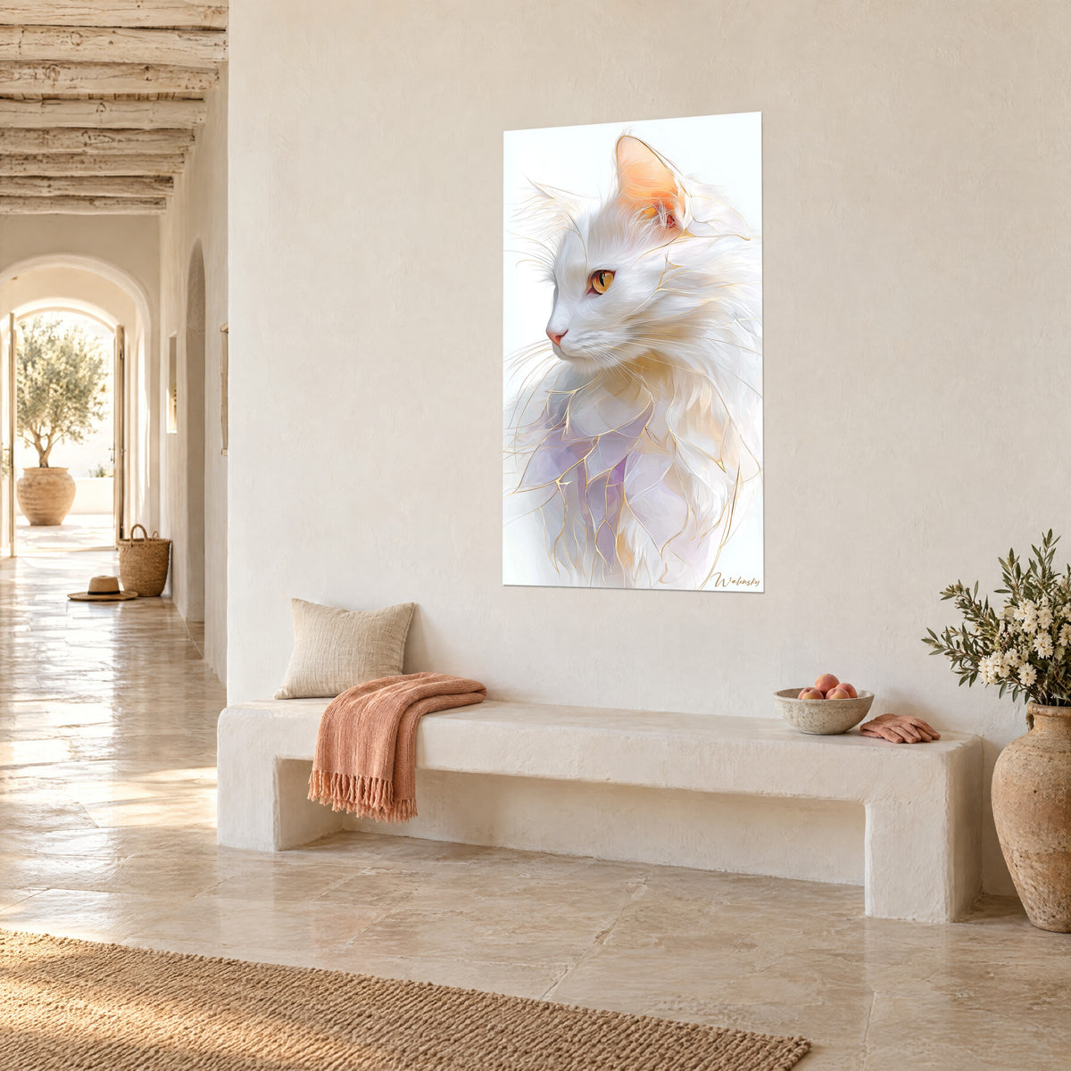 Quadro gatto dal pelo lungo e candido, orecchio arancio rosato, venature dorate, appeso a una parete beige di un corridoio a volta
