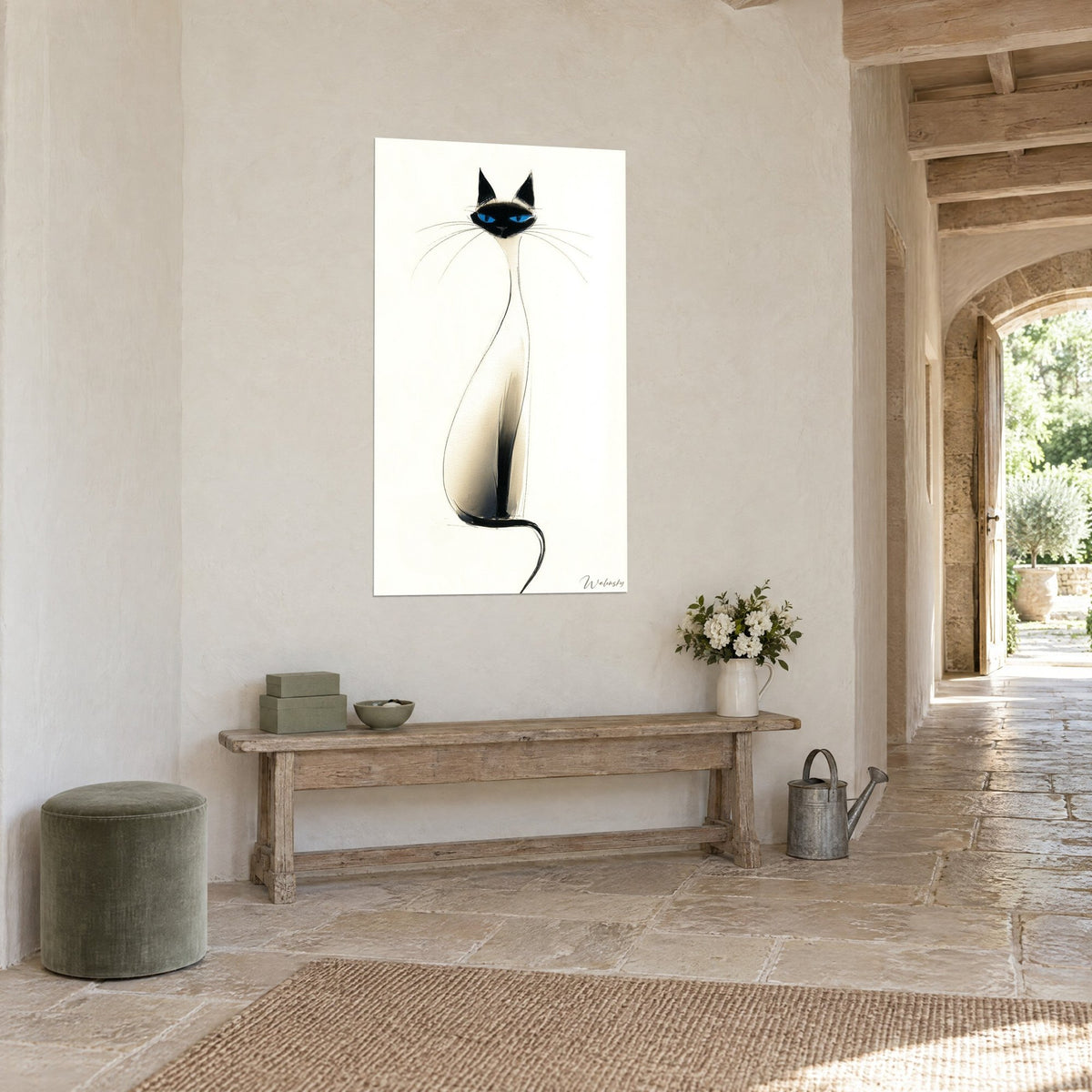 Cuadro felino esbelto de orejas puntiagudas, cuerpo marfil degradado en marrón, vista de tres cuartos al fondo de un pasillo de piedra