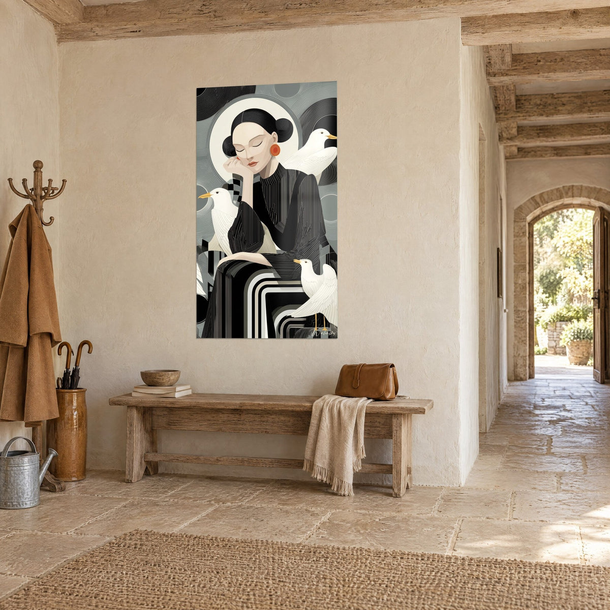 Cuadro retrato Art Déco de una soñadora con pendientes naranjas, fondo gris verdoso y negro, sobre un banco de madera, pasillo de piedra