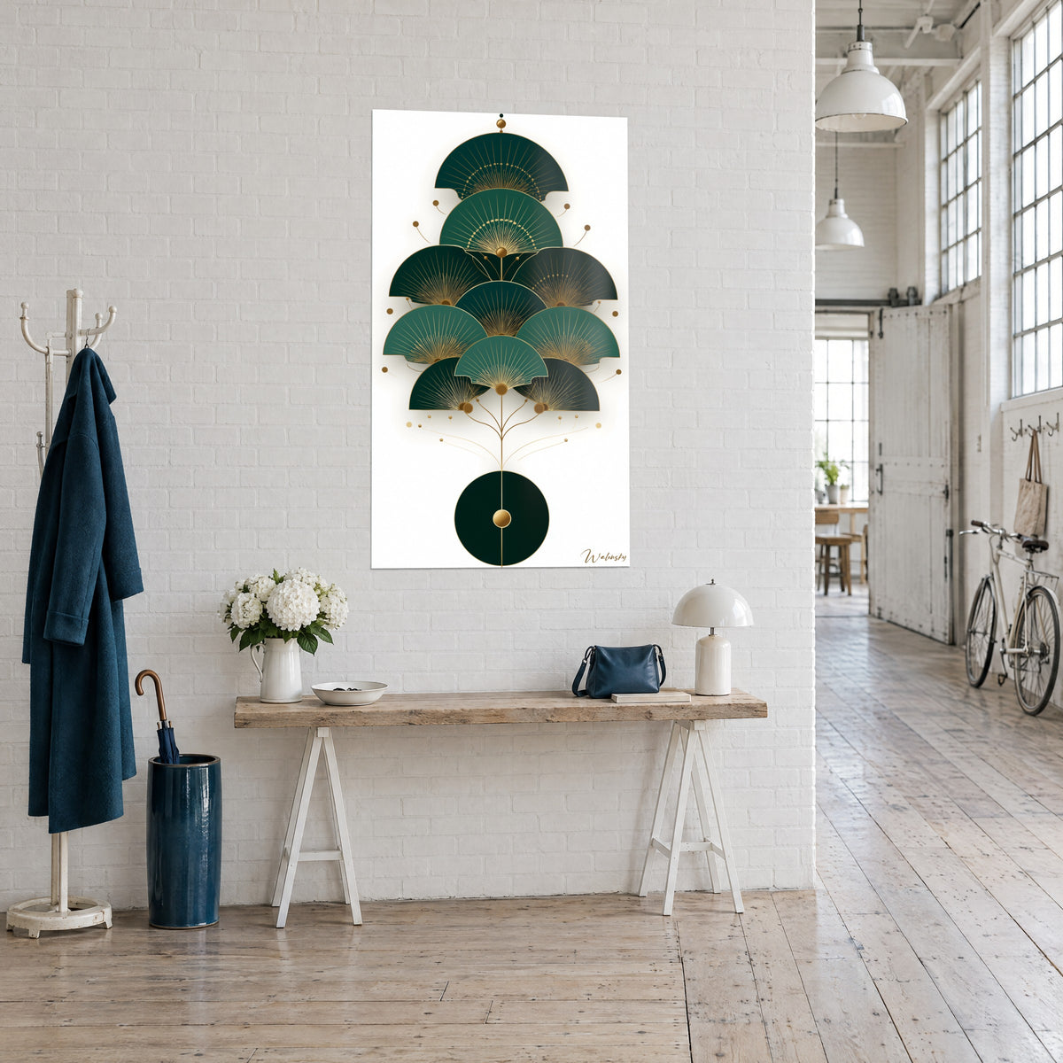 Quadro con semicerchi scalari in verde smeraldo e verde foresta, filetti dorati raggianti, console in legno, loft luminoso