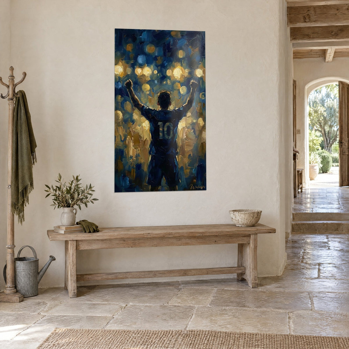 Schilderij triomferende speler onder de schijnwerpers, marineblauwe silhouet en okerkleurige lichten, stenen muur en houten console