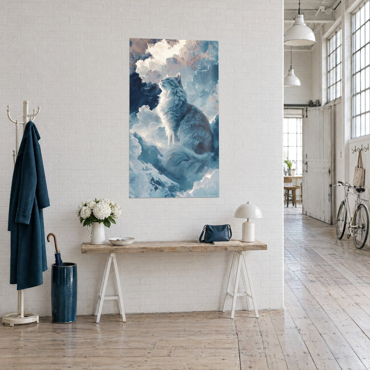 Schilderij katachtige met lange ivoorkleurige vacht zittend tussen cumuluswolken in staalblauw en perzik, opgehangen naast een houten console in een loft