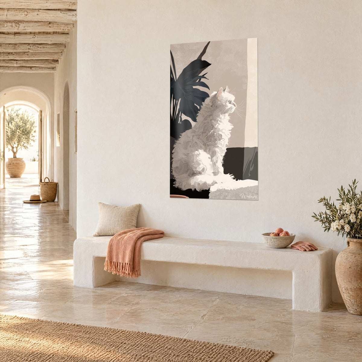 Tableau félin crème assis de profil, museau rose, monstera marine sur fond sable, mur blanc d'un couloir voûté méditerranéen