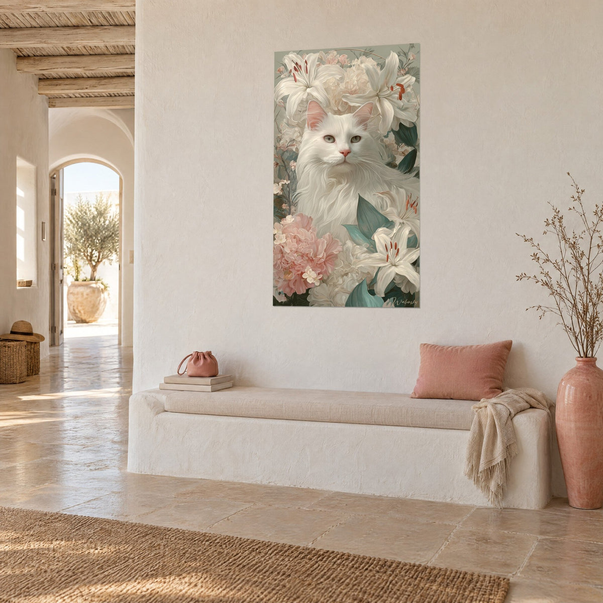 Schilderij katachtige met sneeuwwit lang haar en lichtgroene ogen, witte lelies en salieblad, witgekalkte muur van een mediterraan huis