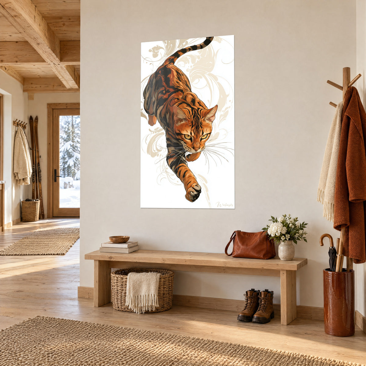 Πίνακας τιγρέ πορτοκαλί γάτα εν κινήσει, απαλές μπεζ ελικοειδείς γραμμές πίσω της, στην είσοδο ξύλινου σαλετιού από ανοιχτόχρωμο ξύλο