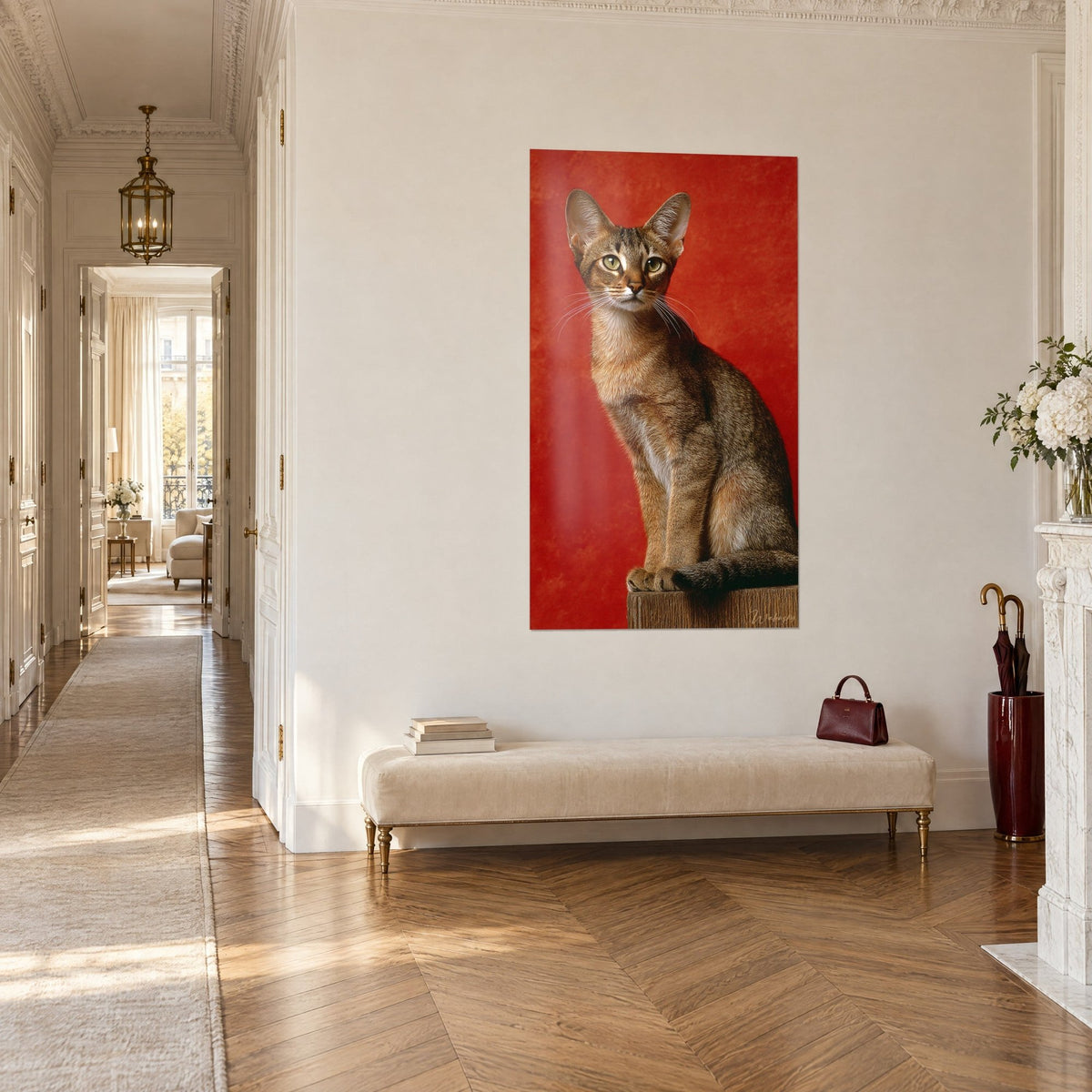Gemälde schlanke Katze mit großen Ohren, fahlbraun und cremefarbenes Fell vor karminrotER Wand am Ende eines Pariser Altbau-Flurs