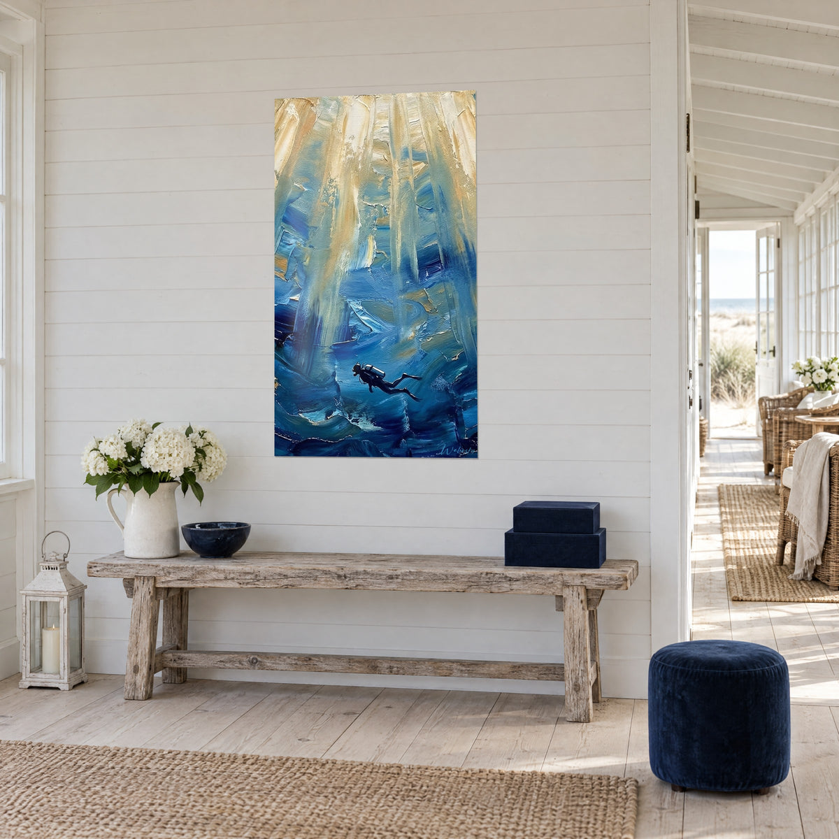Tableau scaphandrier minuscule face à des colonnes de glace dorées, coups de couteau bleu nuit, console en bois, maison littorale