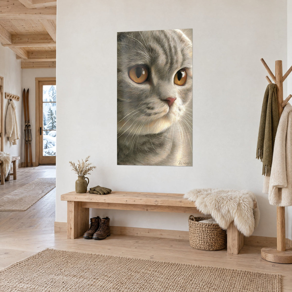 Gemälde Porträt einer grau gestreiften Katze, kupferfarbene Iriden und lange weiße Schnurrhaare, an einer cremefarbenen Wand neben einer Holzbank