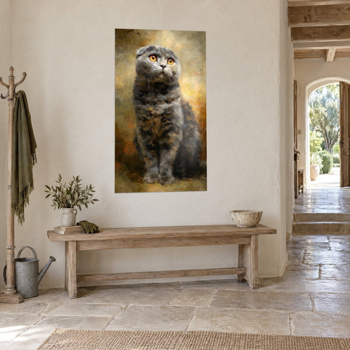 Quadro ritratto felino seduto dagli iridi arancio, pelo grigio-bruno a pennellate spesse su fondo giallo, casa in pietra