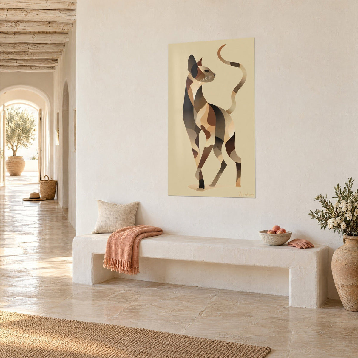 Cuadro de un gato sokoke estilizado, pelaje beige, cobre y antracita, cabeza girada, sobre una pared blanca en tres cuartos de una casa mediterránea