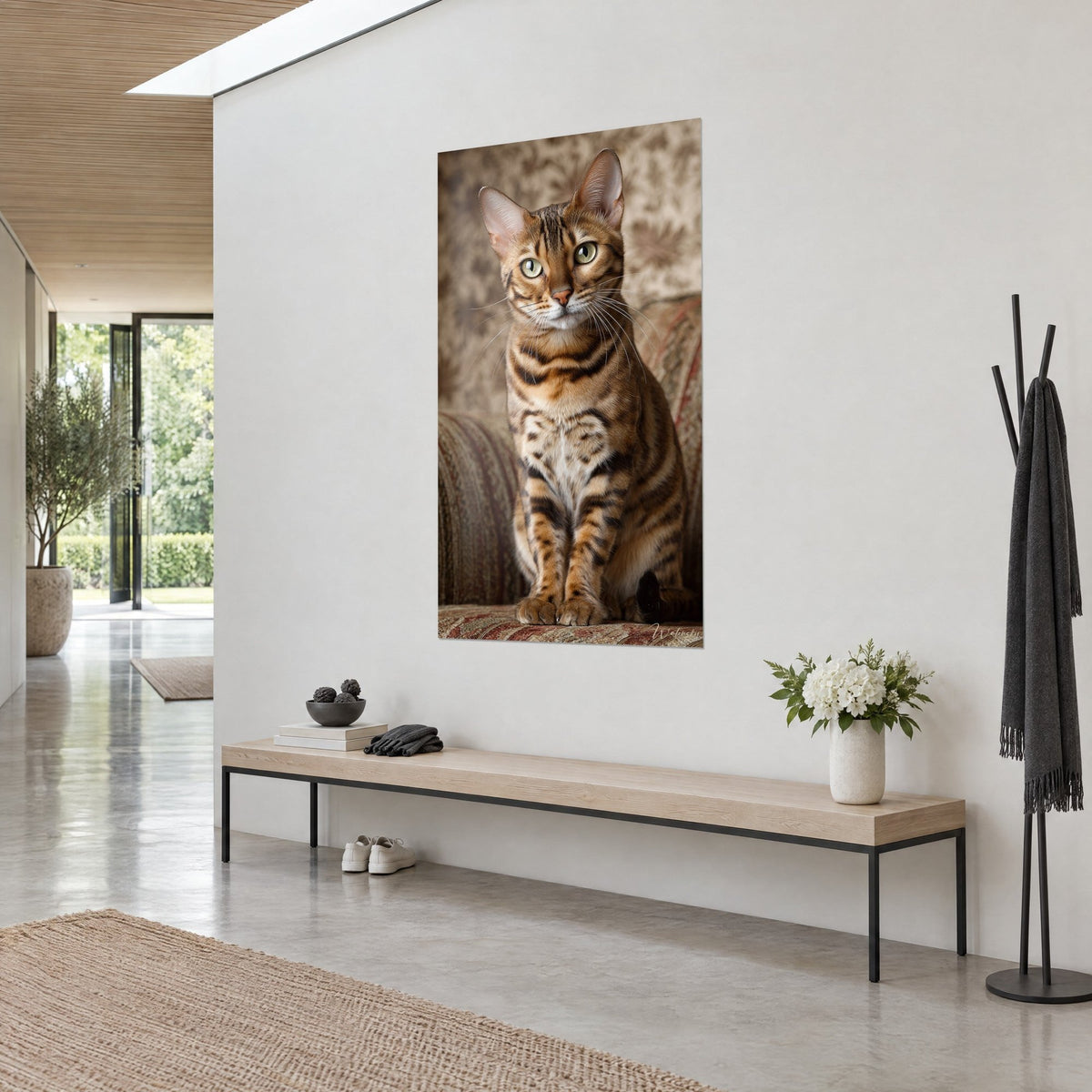 Quadro di un felino dalle strisce marrone scuro su uno sfondo di divano beige e ruggine, sulla parete di un ingresso, consolle in legno chiaro