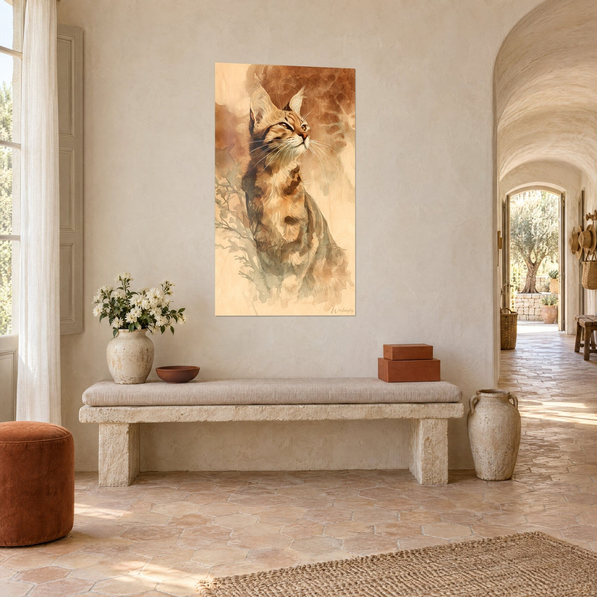 Tableau félin sokoke assis aux longues moustaches blanches, ocre et sépia, au mur d'un mas provençal, vue de trois-quarts