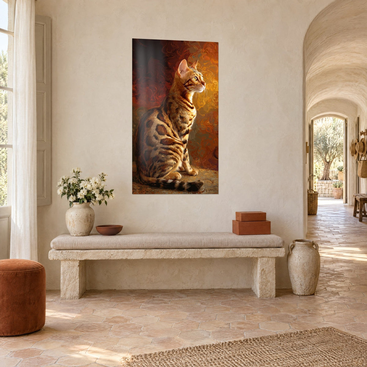 Schilderij van een tijgerkat met gouden ogen naar het licht gericht, achtergrond van oranje en bordeauxrode krullen, aan de muur van een Provençaalse boerderij