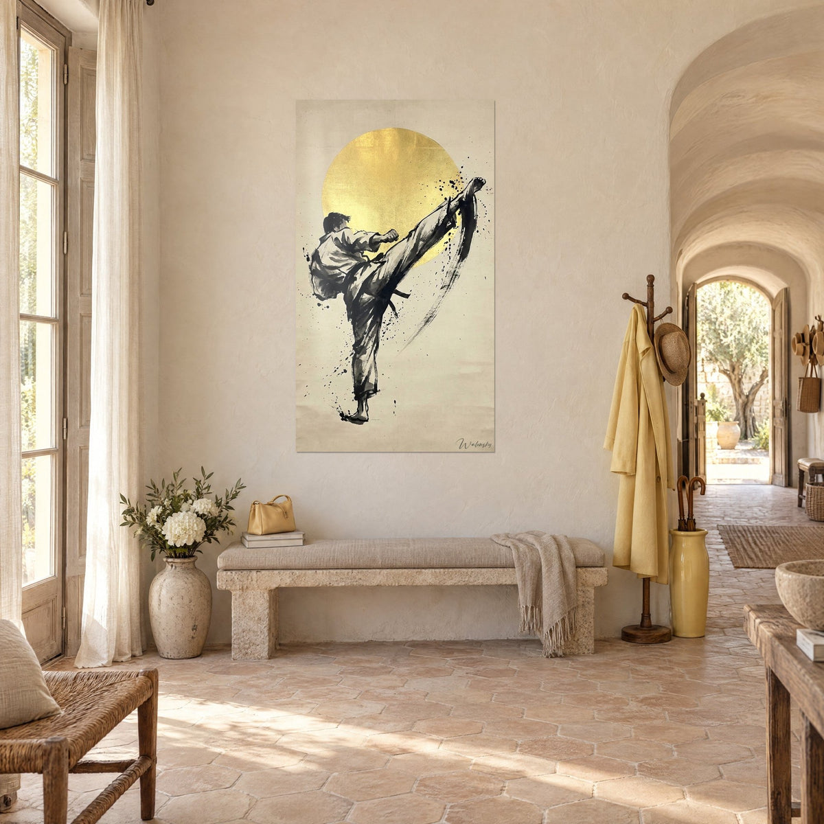 Quadro combattente in kimono bianco, gamba tesa verso un sole dorato, schizzi di inchiostro nero, in un corridoio a volta in pietra