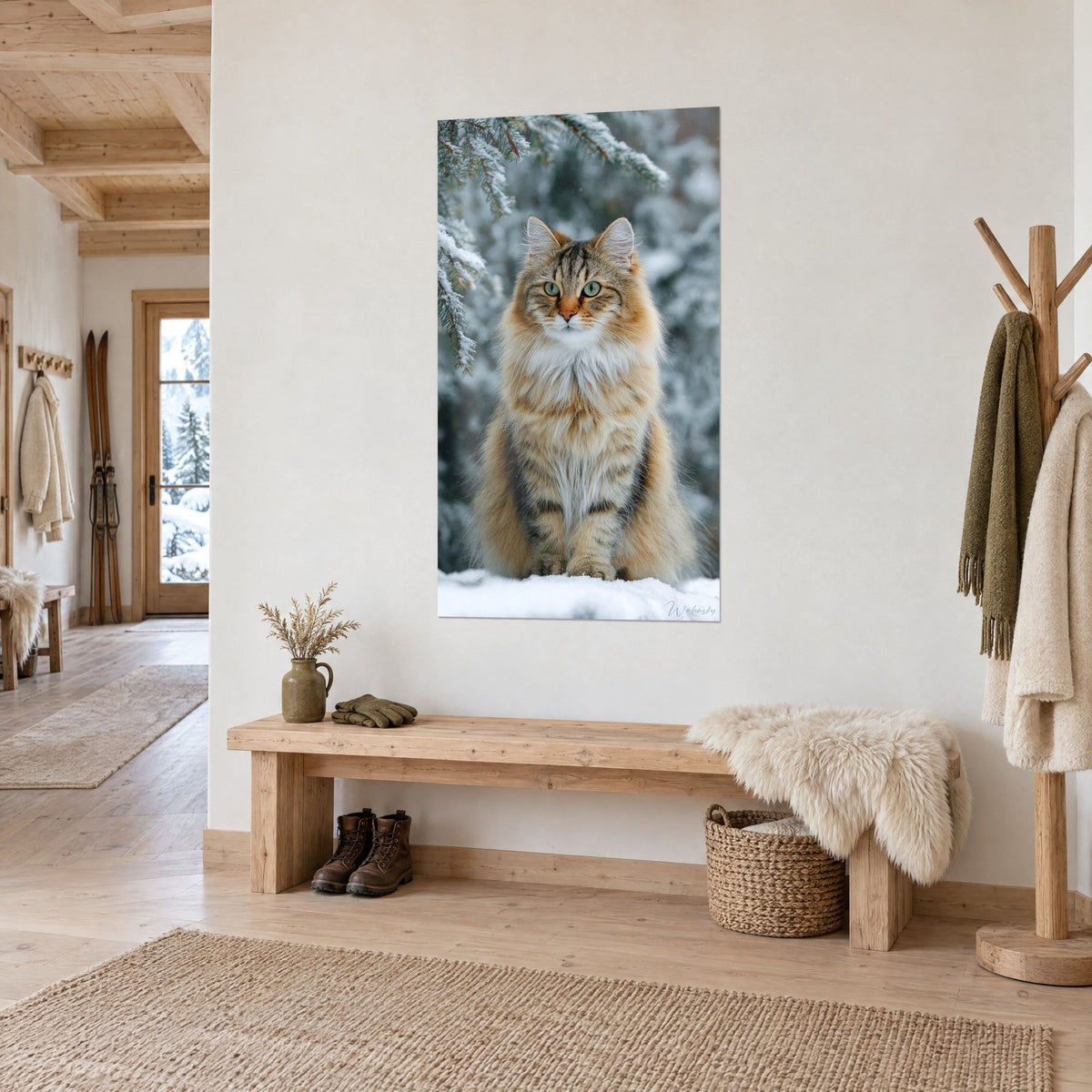 Tableau félin angora brun et blanc sous un sapin givré, accroché dans l'entrée d'un chalet près d'un banc en bois