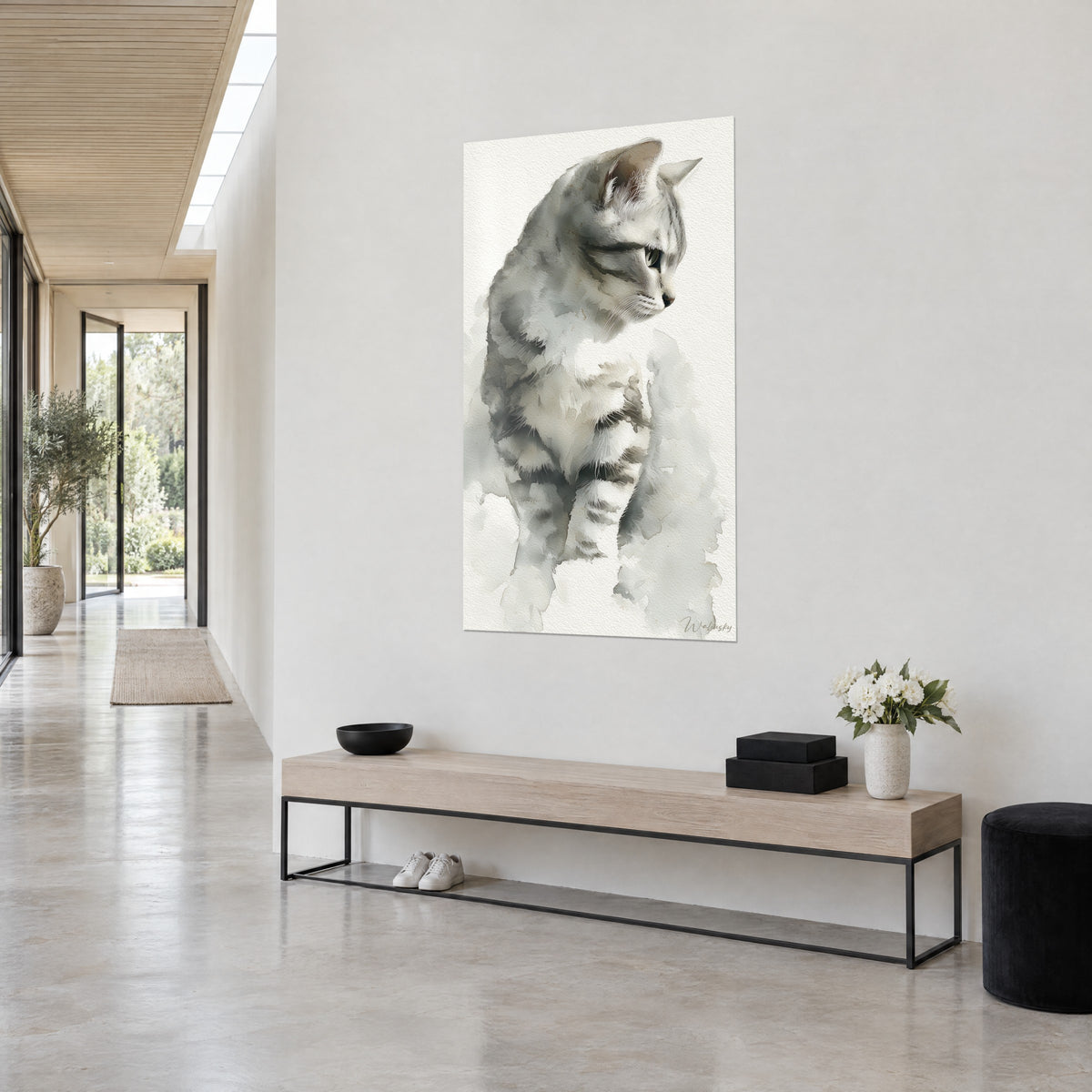 Πίνακας American Shorthair σε πλύσιμο με στάχτη και ελεφαντοστού, σκούρες ρίγες στα πόδια, κρεμασμένος σε τρία τέταρτα σε διάδρομο σπιτιού αρχιτέκτονα