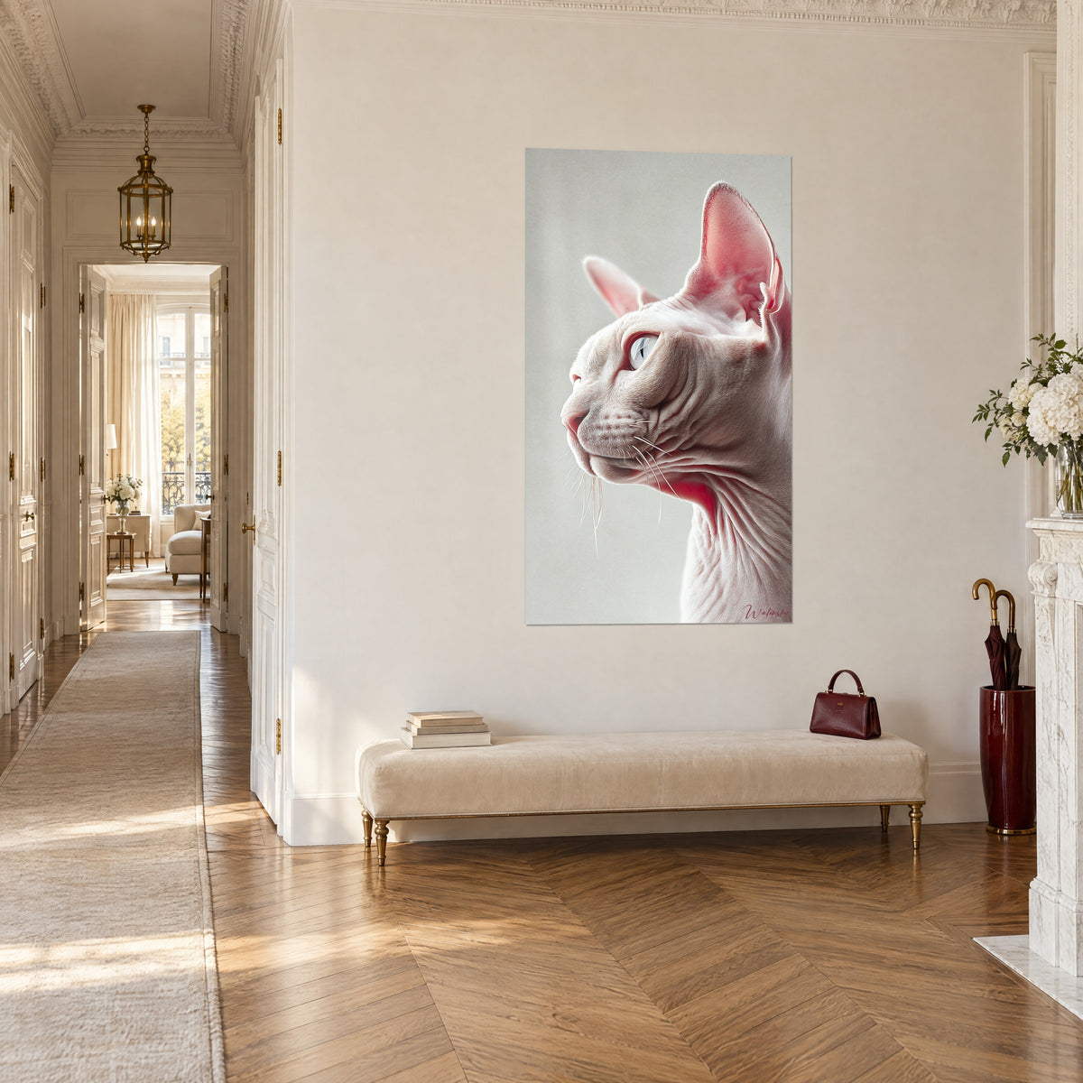 Cuadro felino desnudo de mirada azul glaciar dirigida a la izquierda, tonos rosados y gris claro, al fondo de un pasillo haussmanniano
