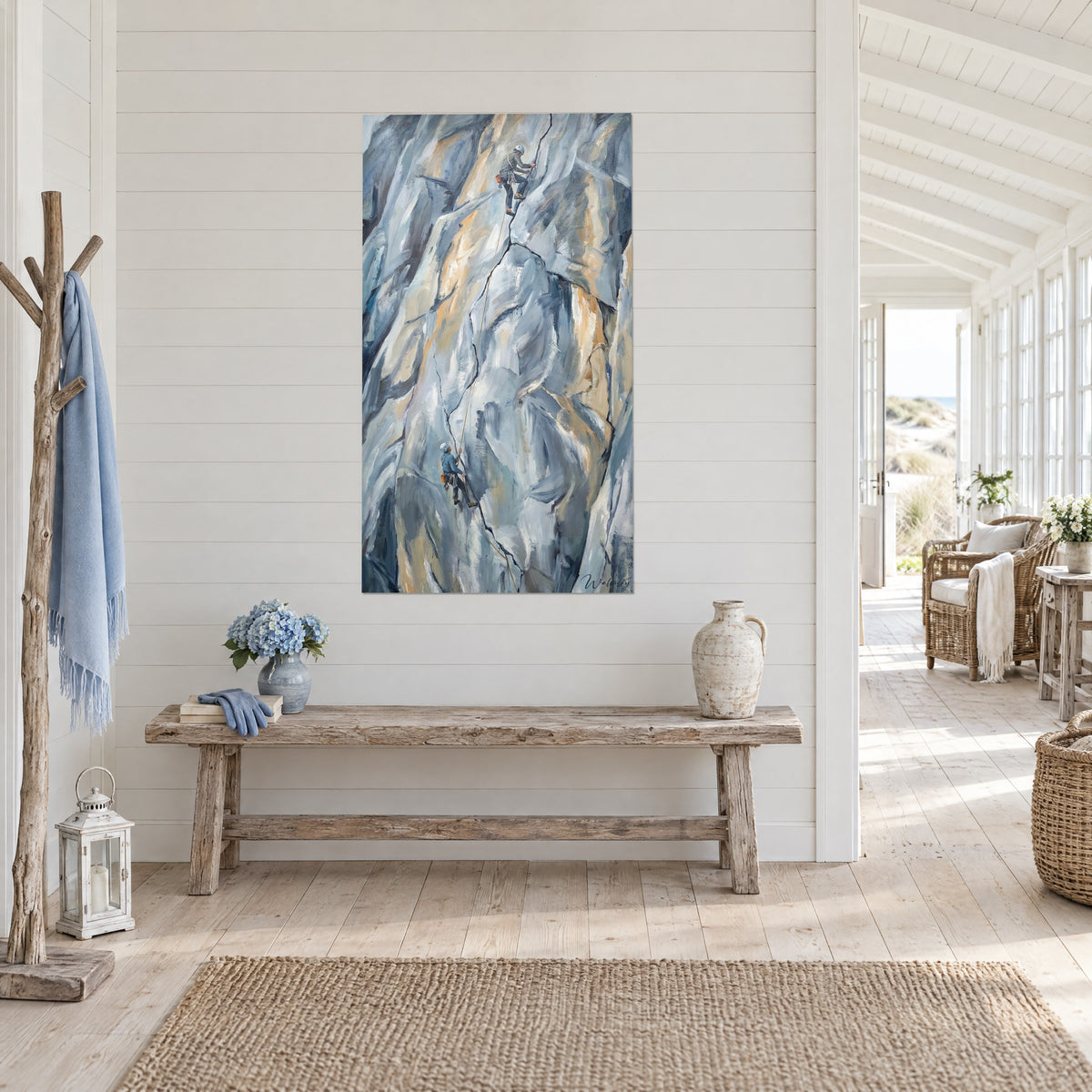 Quadro falesia verticale con pennellate blu acciaio e sabbia, scalatore con casco in testa alla corda, vista di tre quarti, casa sul mare