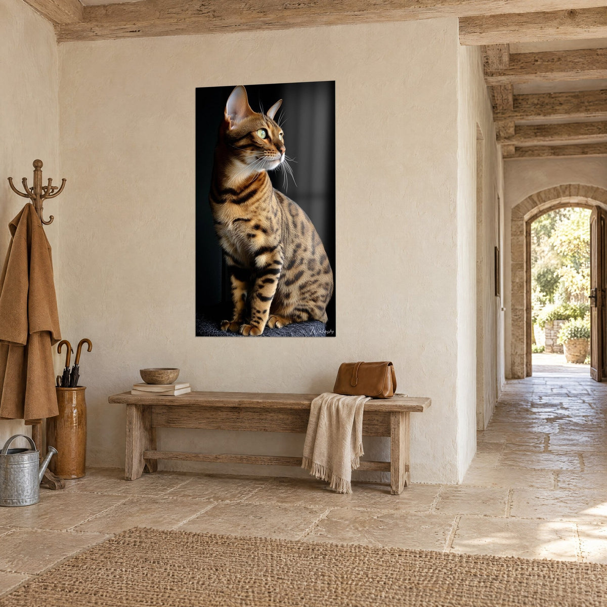 Gemälde Tigerkatze mit dunklen Streifen auf tiefschwarzem Hintergrund, aufgerichtete Ohren, beige Kalkwand, Dreiviertelansicht im Flur