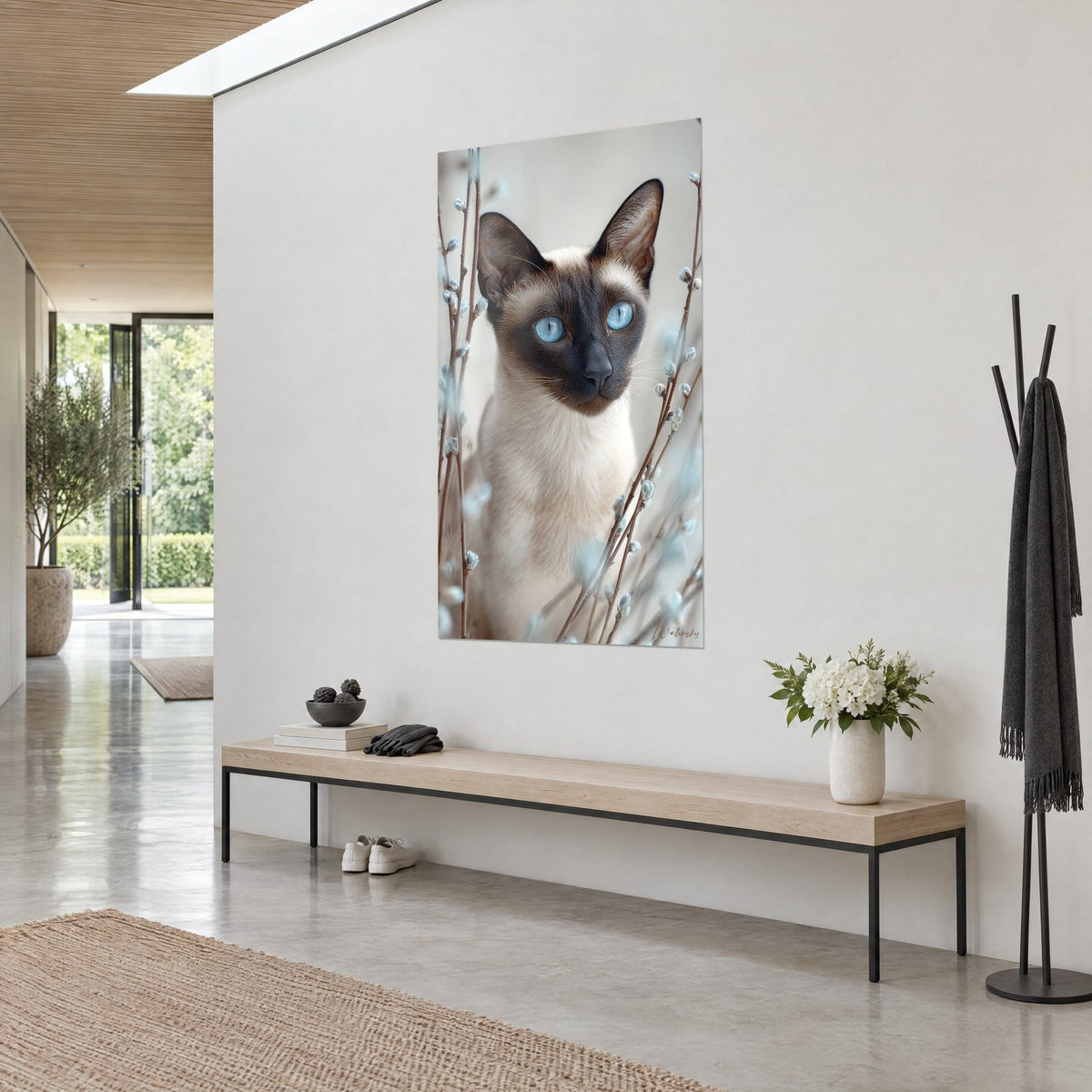 Schilderij Siamese kat met crèmekleurige vacht en donkerbruine snuit, grote rechtopstaande oren, driekwart beeld op een witte entreemuur