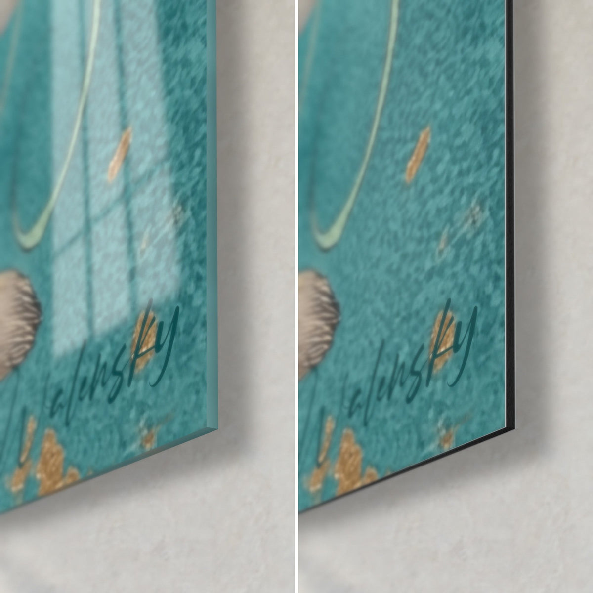 Cuadro serval moteado, esquina inferior derecha: firma dorada sobre fondo turquesa, cristal brillante que refleja la ventana, Dibond negro mate