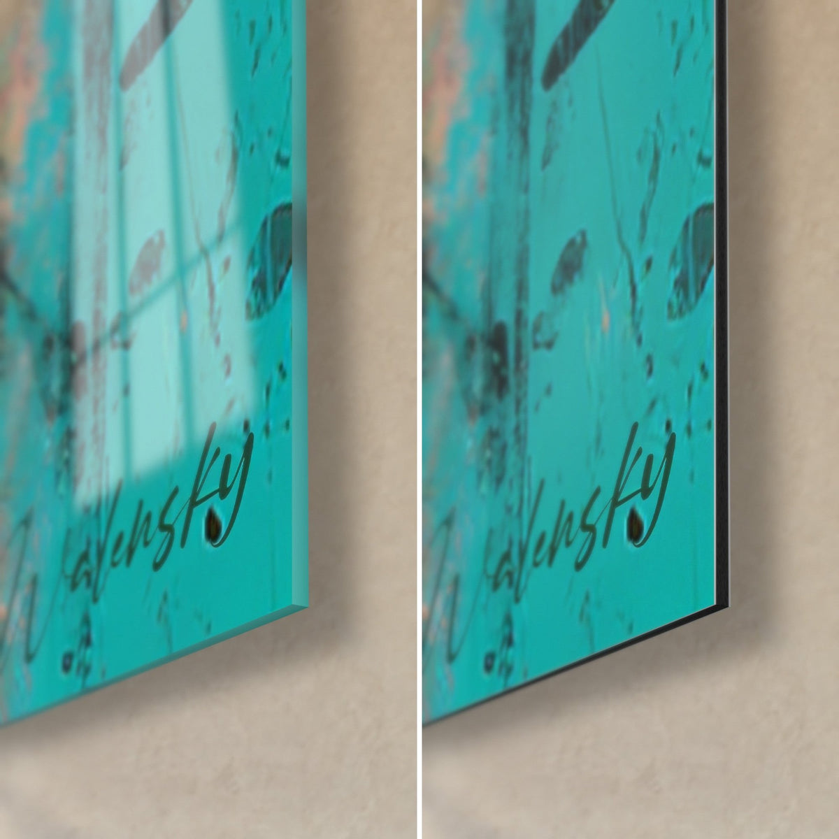 Tableau félin gris aux yeux ambre, coin bas droit turquoise et signature noire, verre brillant et Dibond mat, tranche 3 mm
