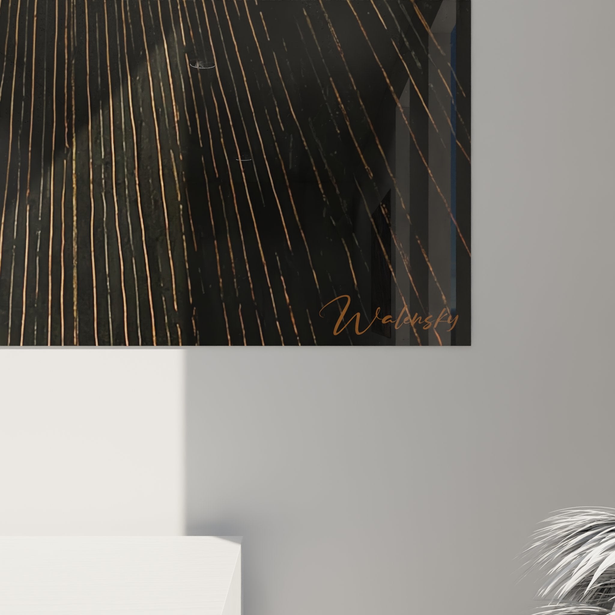 Vista angolare quadro sole dorato da parete, arte contemporanea africana con effetti di luce dorata