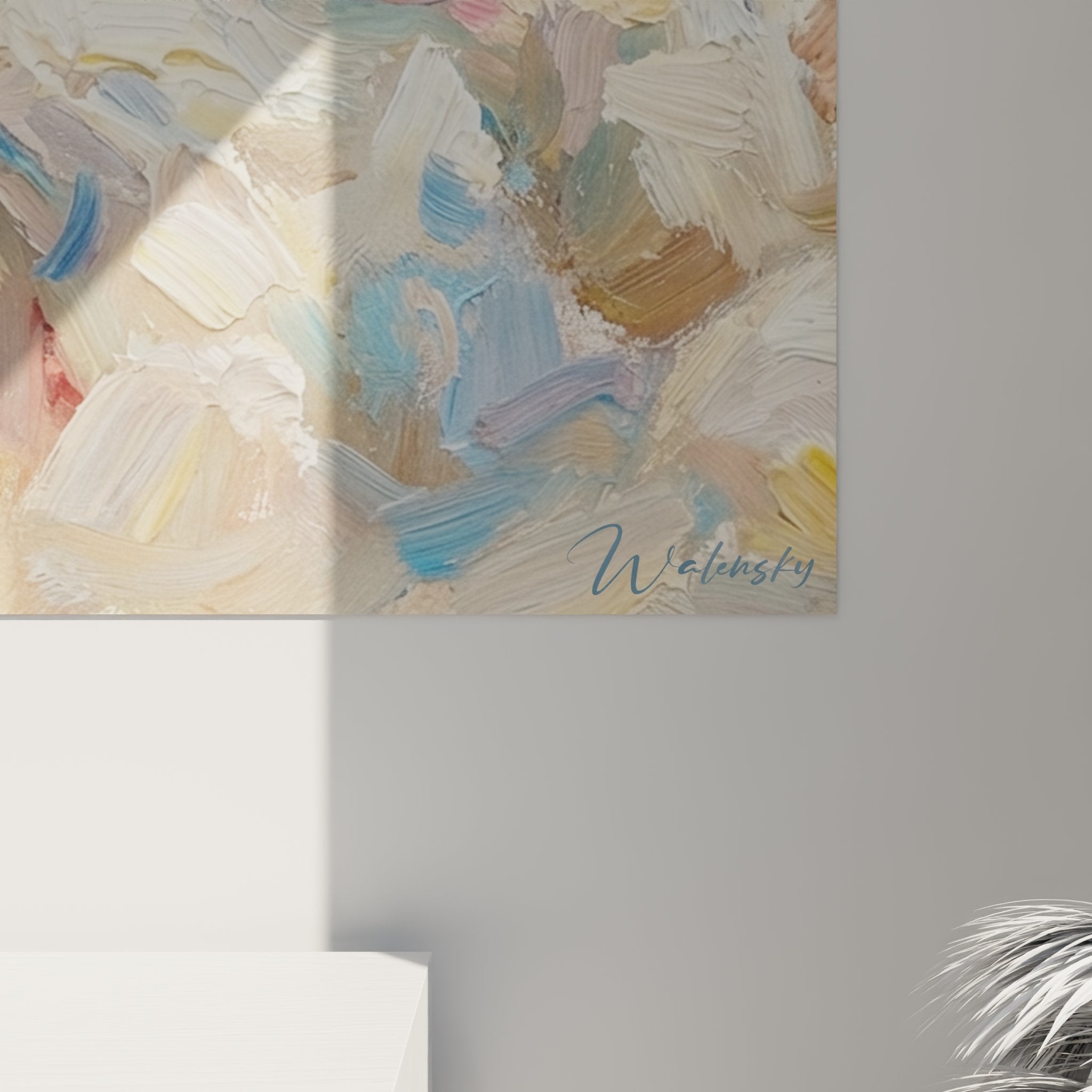 Vista d'insieme del quadro gatto Peterbald espressionista in un interno contemporaneo e luminoso