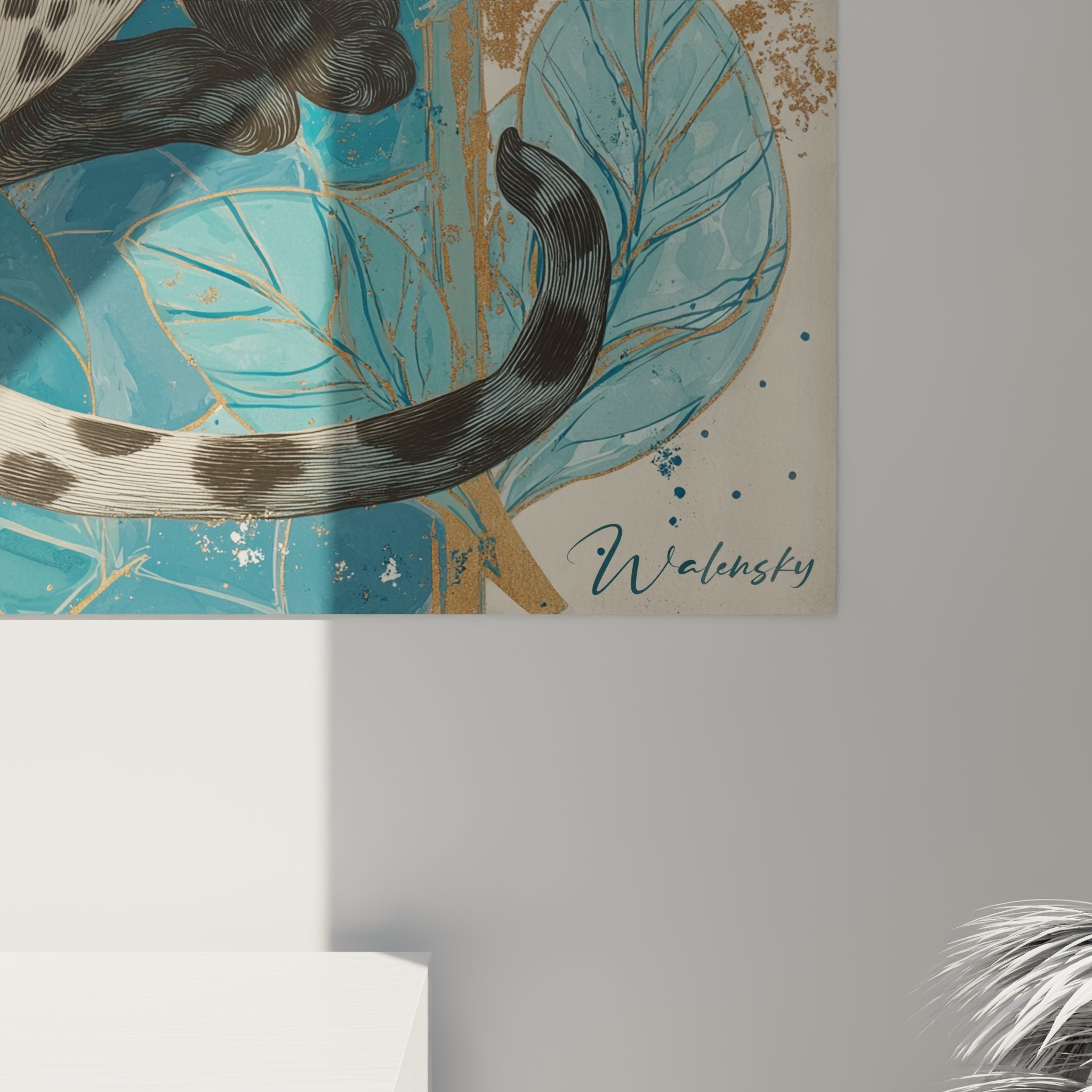 Vista generale quadro decorativo gatto Serengeti in salotto contemporaneo, elegante arte murale tropicale