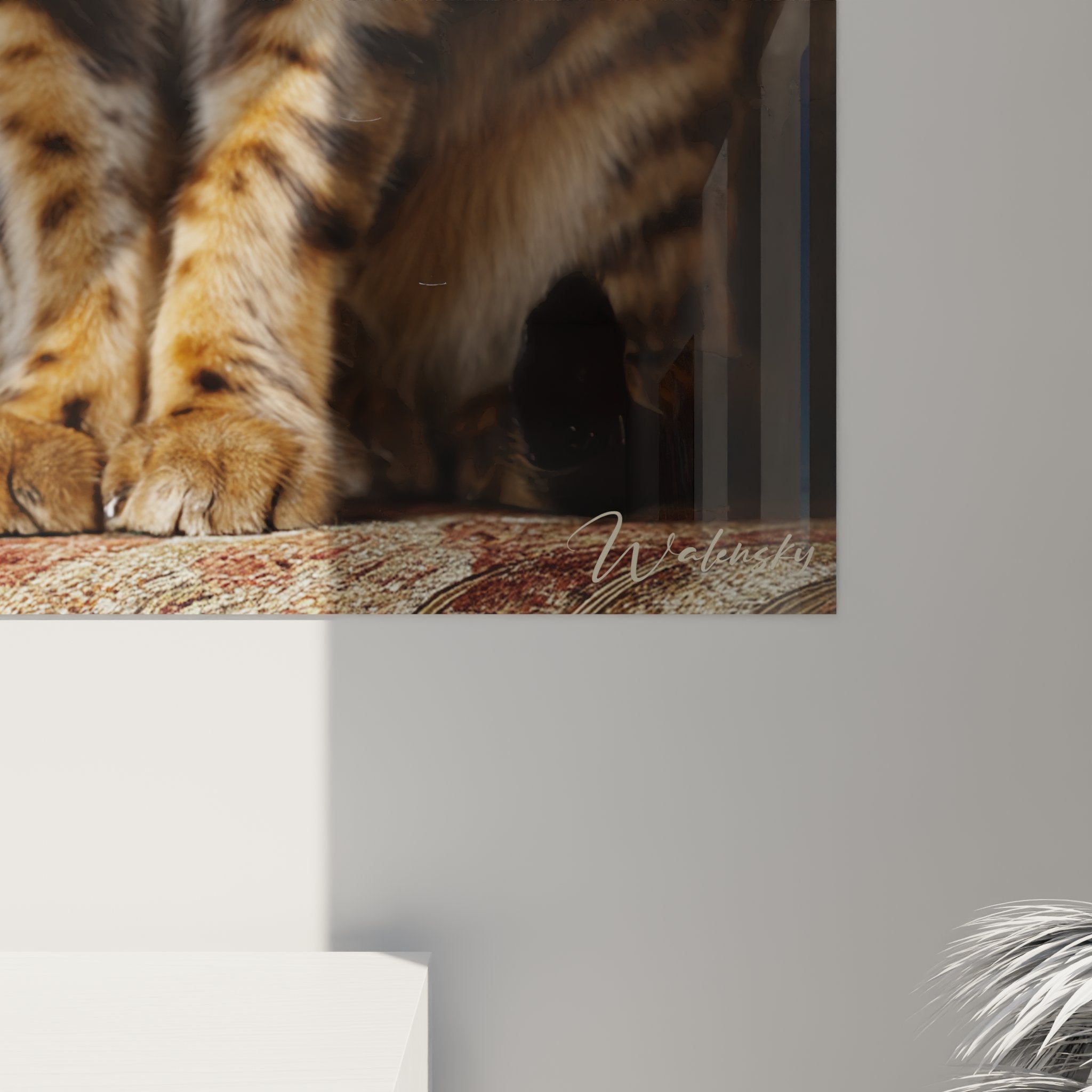 Vue ensemble tableau mural chat Bengal elegant dans salon moderne, decoration feline raffinee