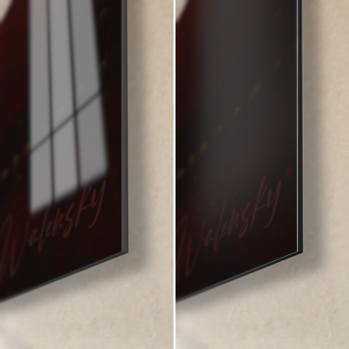 Schilderij van een kleine grijze kat met amberkleurige ogen, rechterbenedenhoek deels glanzend glas met reflecties, deels mat zwart Dibond, rand van 3 mm