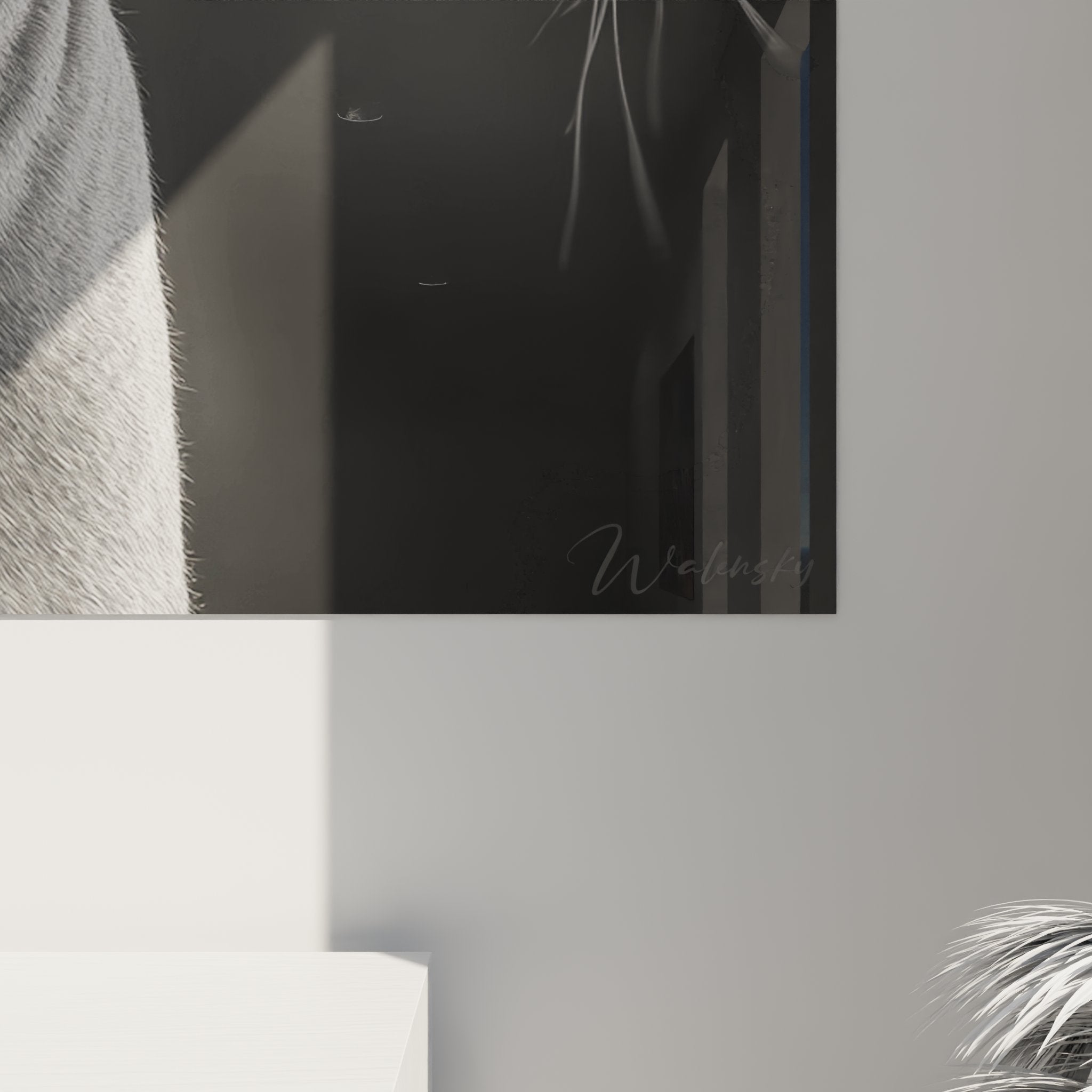 Vista d'insieme quadro gatto Sphynx profilo in salotto moderno, decorazione murale elegante bianco e nero