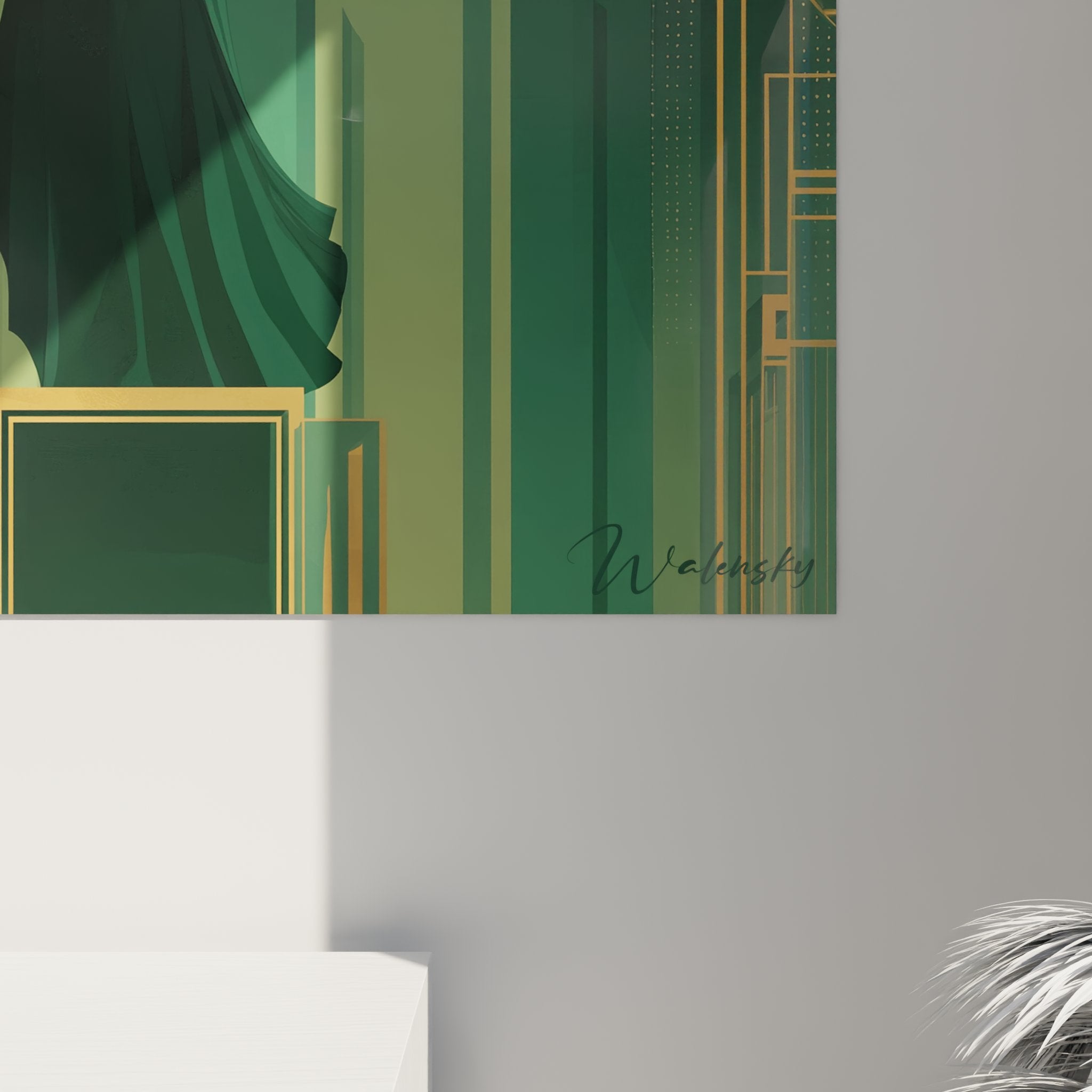 Vista d'insieme del quadro art déco donna urbana con la sua cornice elegante su muro contemporaneo