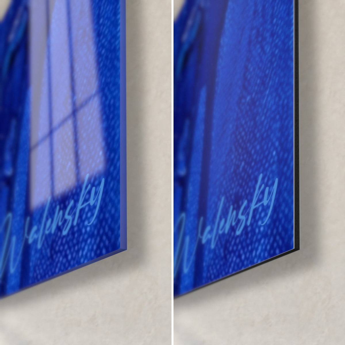 Gemälde eines verhüllten Champions in blauer Farbe, untere rechte Ecke: glänzendes Acrylglas links, mattes schwarzes Dibond rechts, 3 mm Kante
