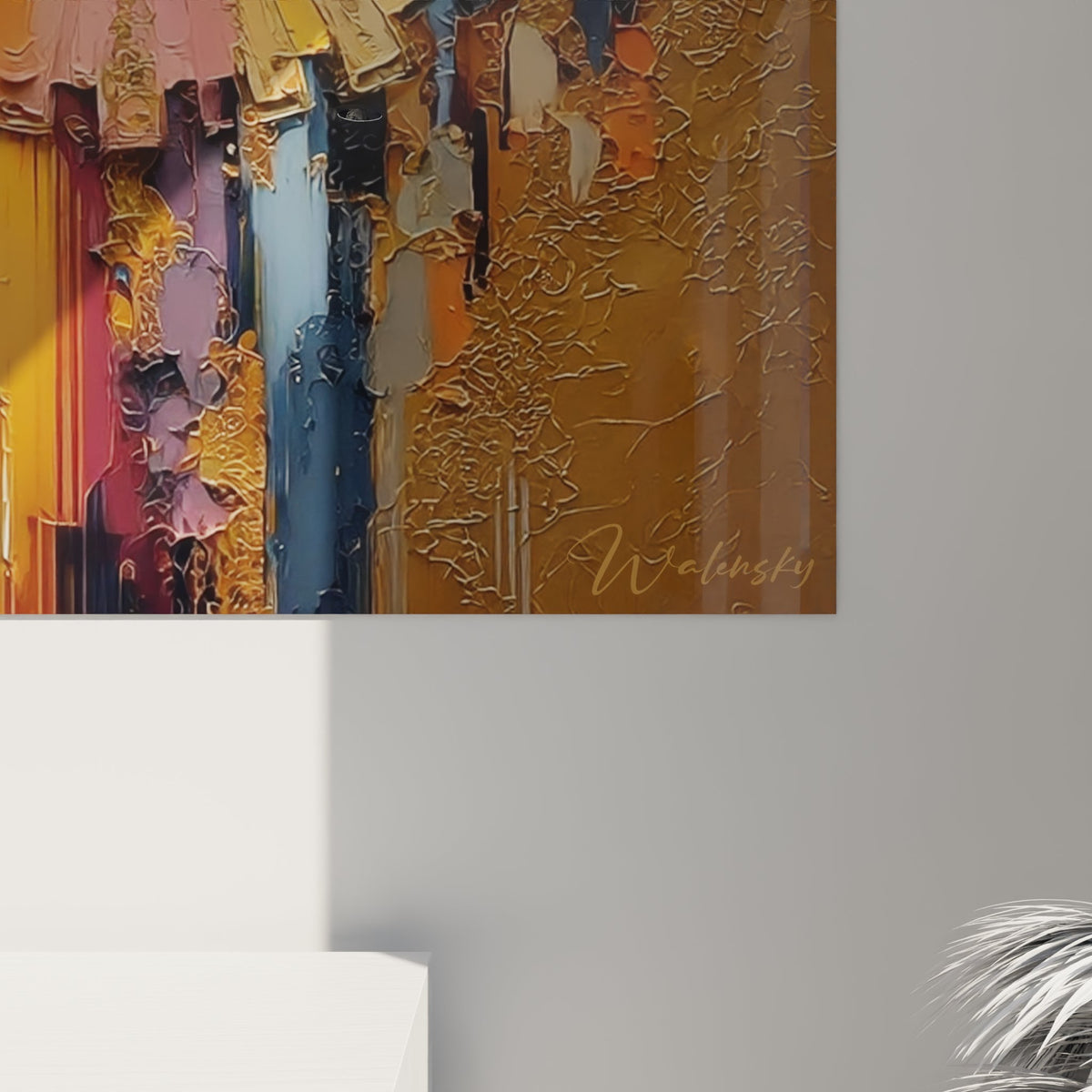 Winkelansicht Kunstwerk afrikanischer Stammesmaske Zeremonialmaske kostbare Verzierungen Wanddekoration