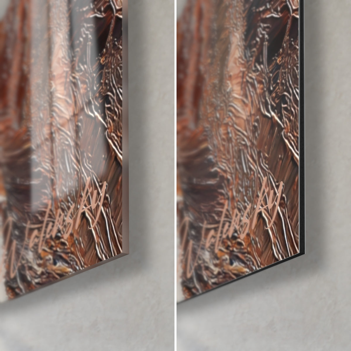 Schilderij van een massief bergmassief in koperkleurige en blauwgetinte reliëfs, rechteronderhoek: glanzend acrylglas links, mat Dibond rechts