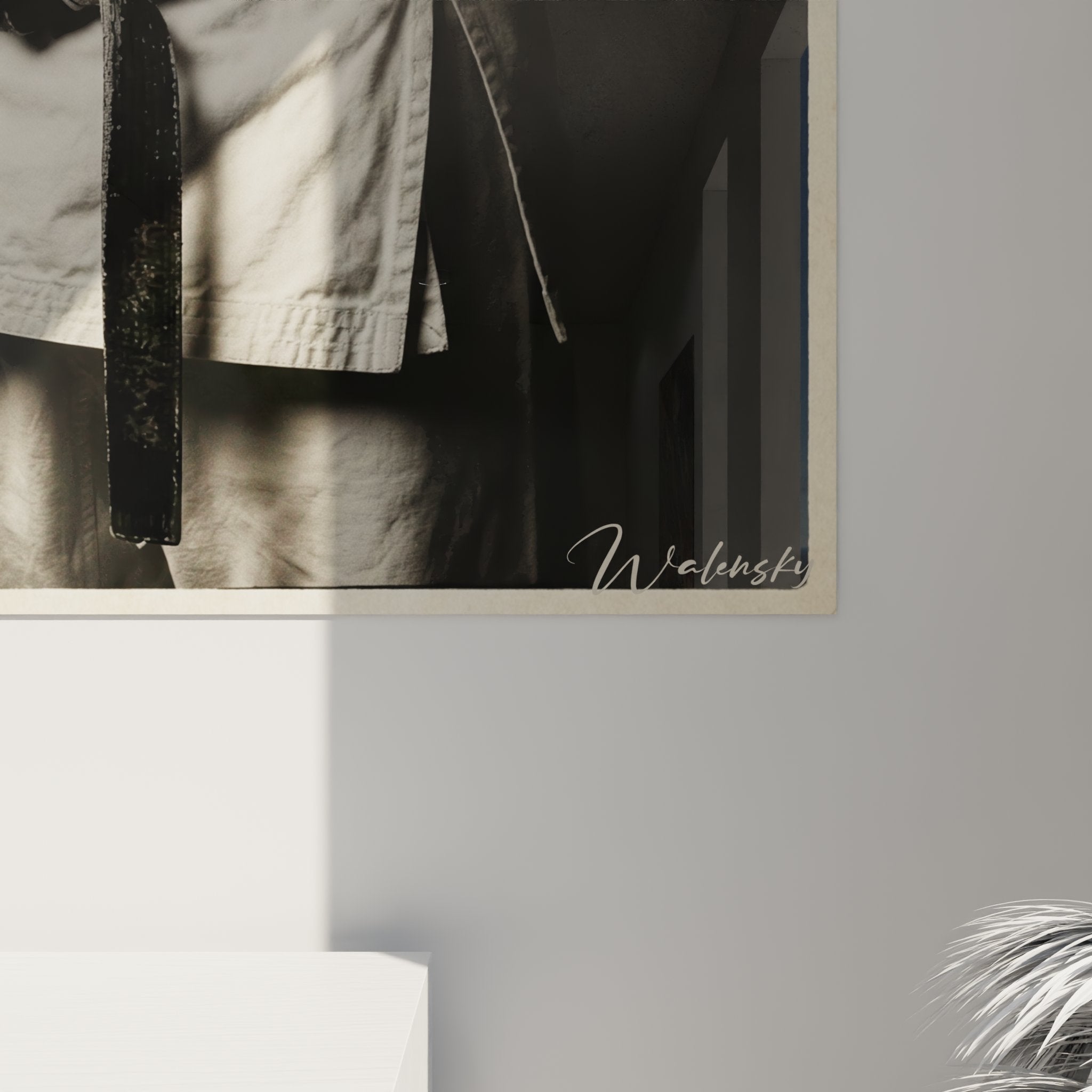 Vue d'ensemble du tableau maitre karate dans un interieur contemporain, ambiance zen et martiale