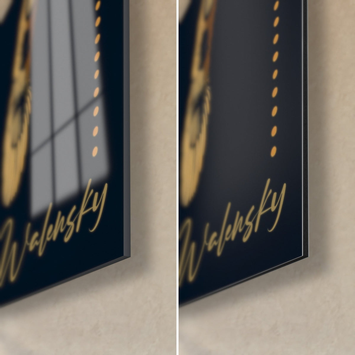Schilderij van een gouden panter, rechtsonder: okerkleurige Walensky-signatuur op nachtblauw, glanzend glas links, mat Dibond rechts