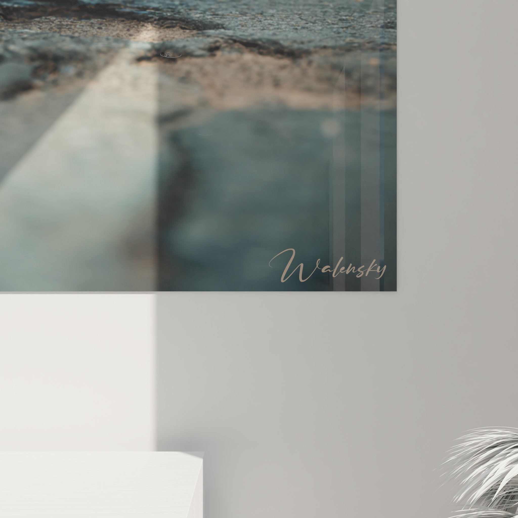 Vue d'ensemble tableau football street art ballon suspendu environnement urbain, art mural sport moderne