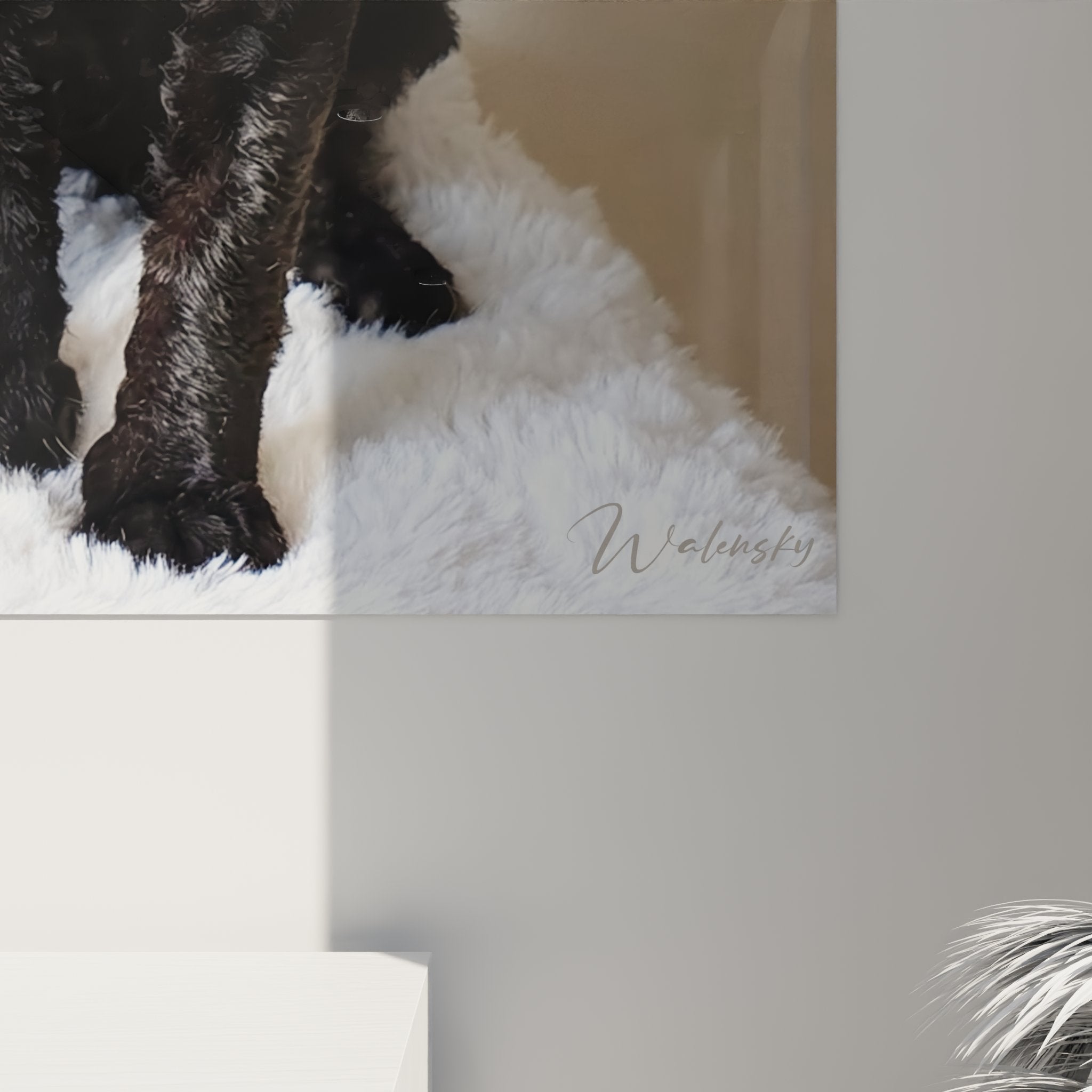 Vista d'insieme quadro gatto Cornish Rex in soggiorno moderno, decorazione murale felina per gli amanti dei gatti