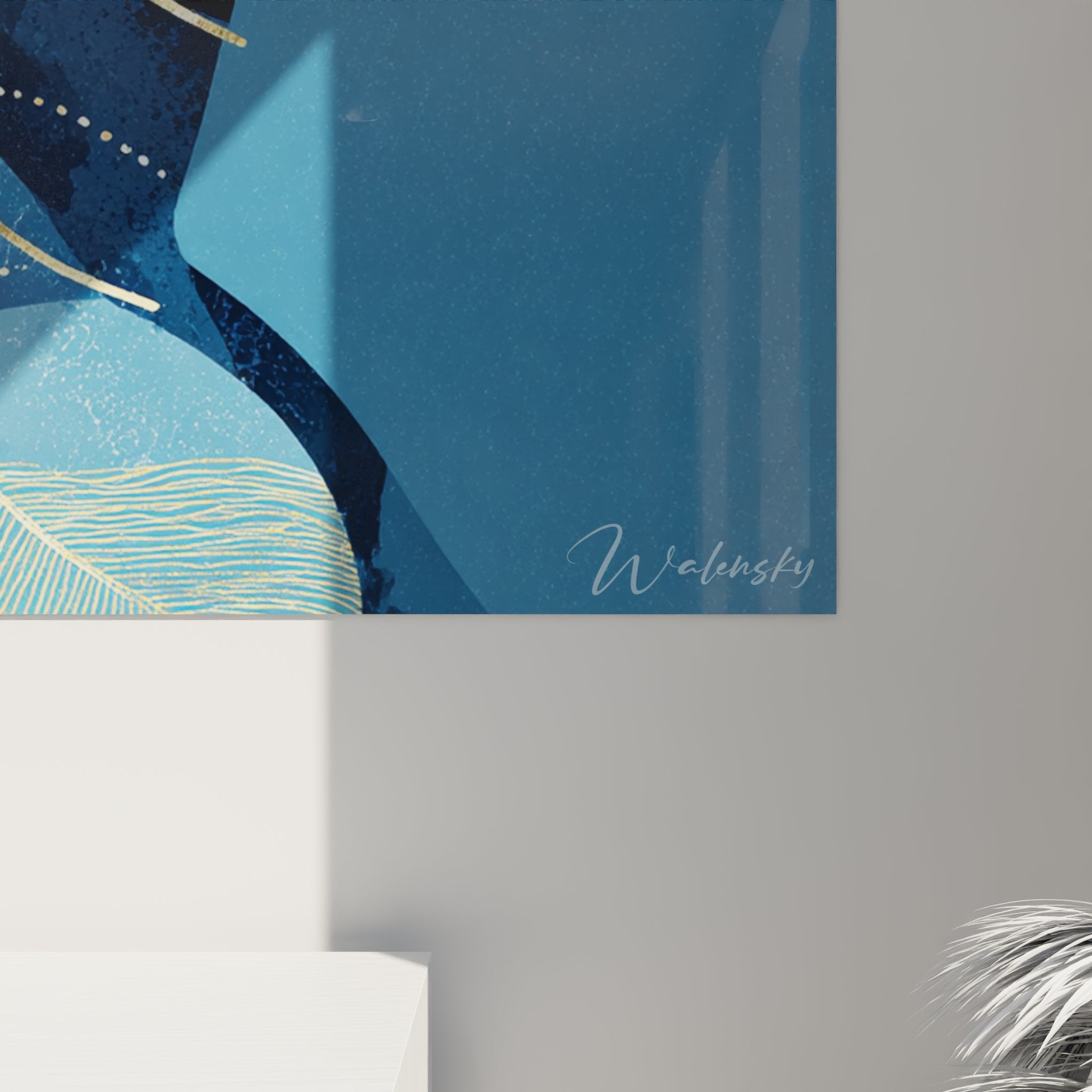 Panoramica quadro ritratto donna africana piume blu in interno contemporaneo elegante