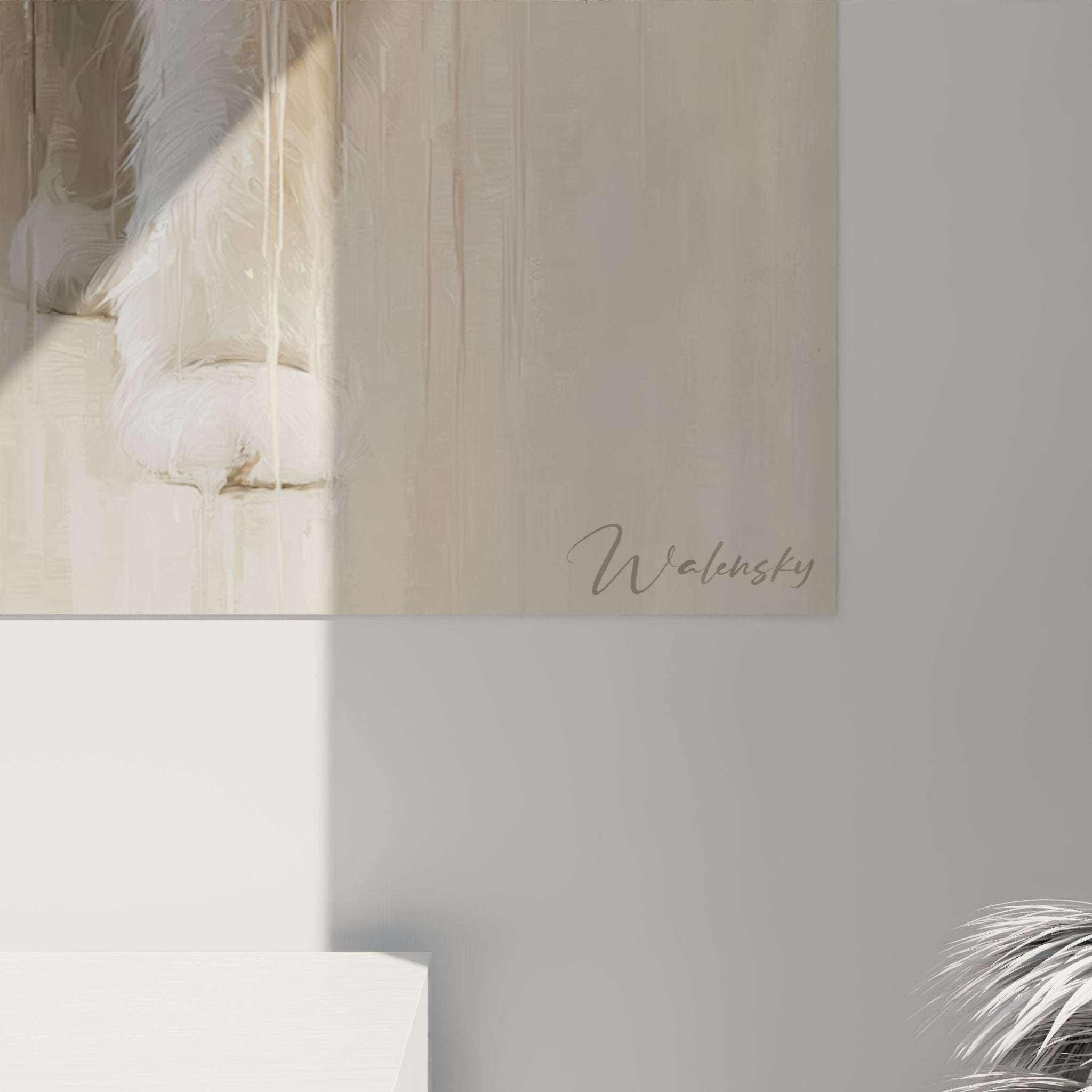 Vista d'insieme del quadro gatto Ragdoll in un soggiorno contemporaneo con divano beige