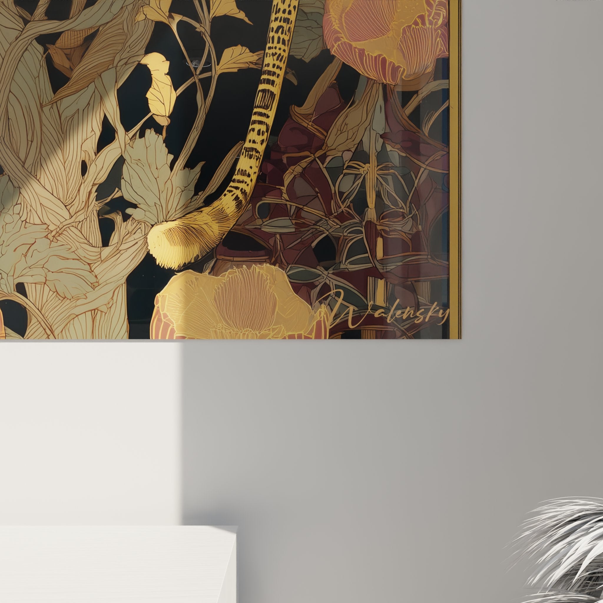 Vista angolare del quadro murale leopardi fiori art déco con cornice dorata su sfondo bianco