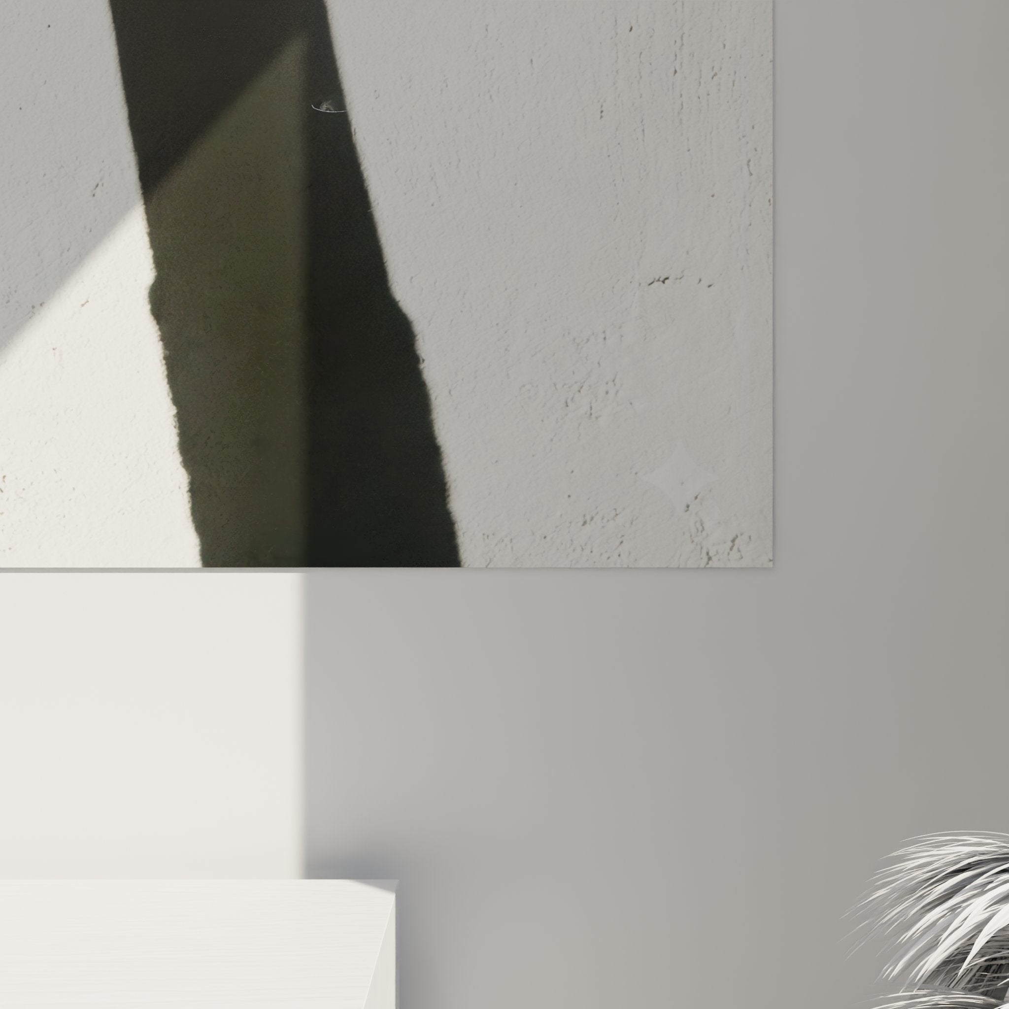 Vue d'ensemble tableau tennis vintage - raquette bois et jeu d'ombres artistic sur mur blanc