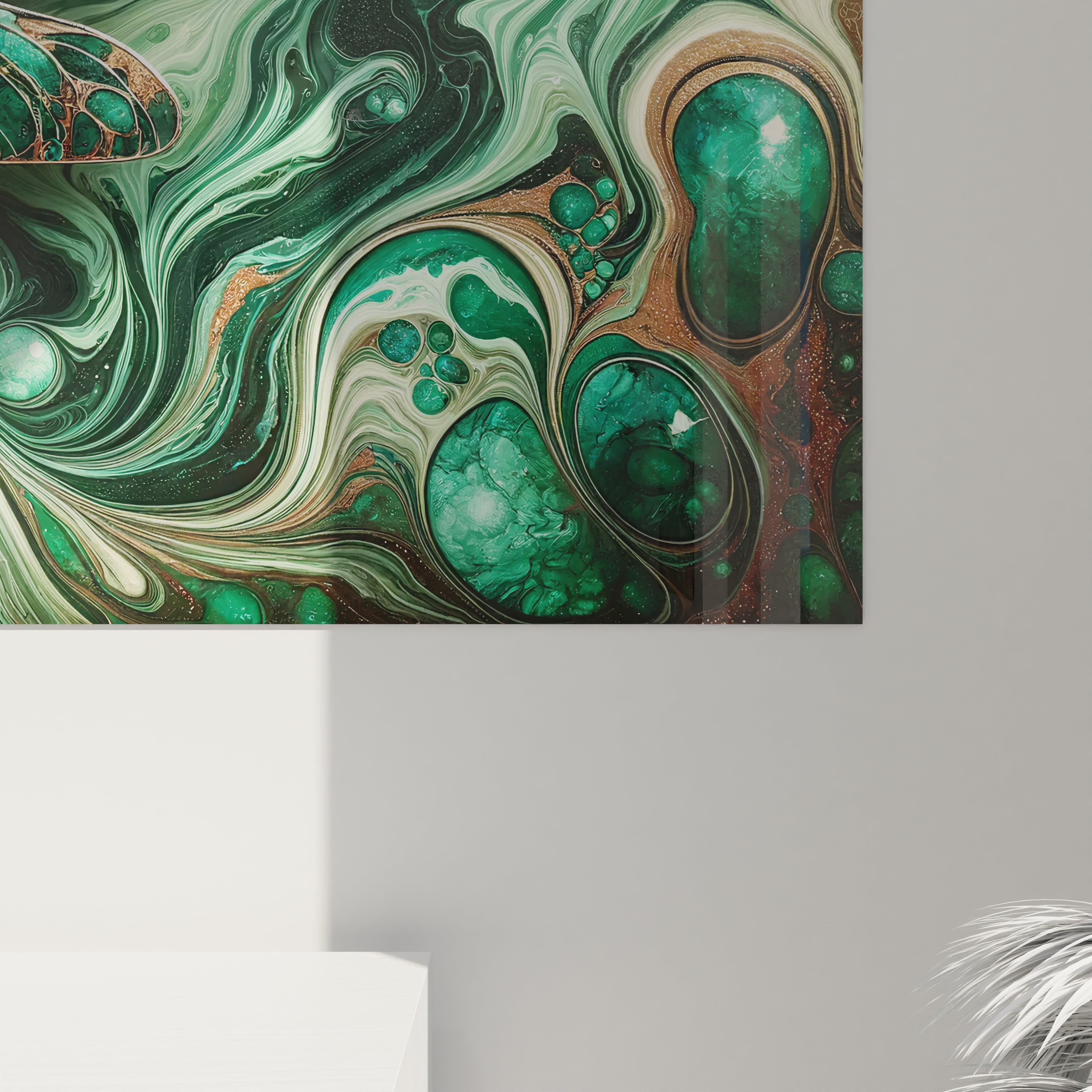 Art mural en verre acrylique combinant des nuances de vert et des formes dynamiques, parfait pour un intérieur contemporain.